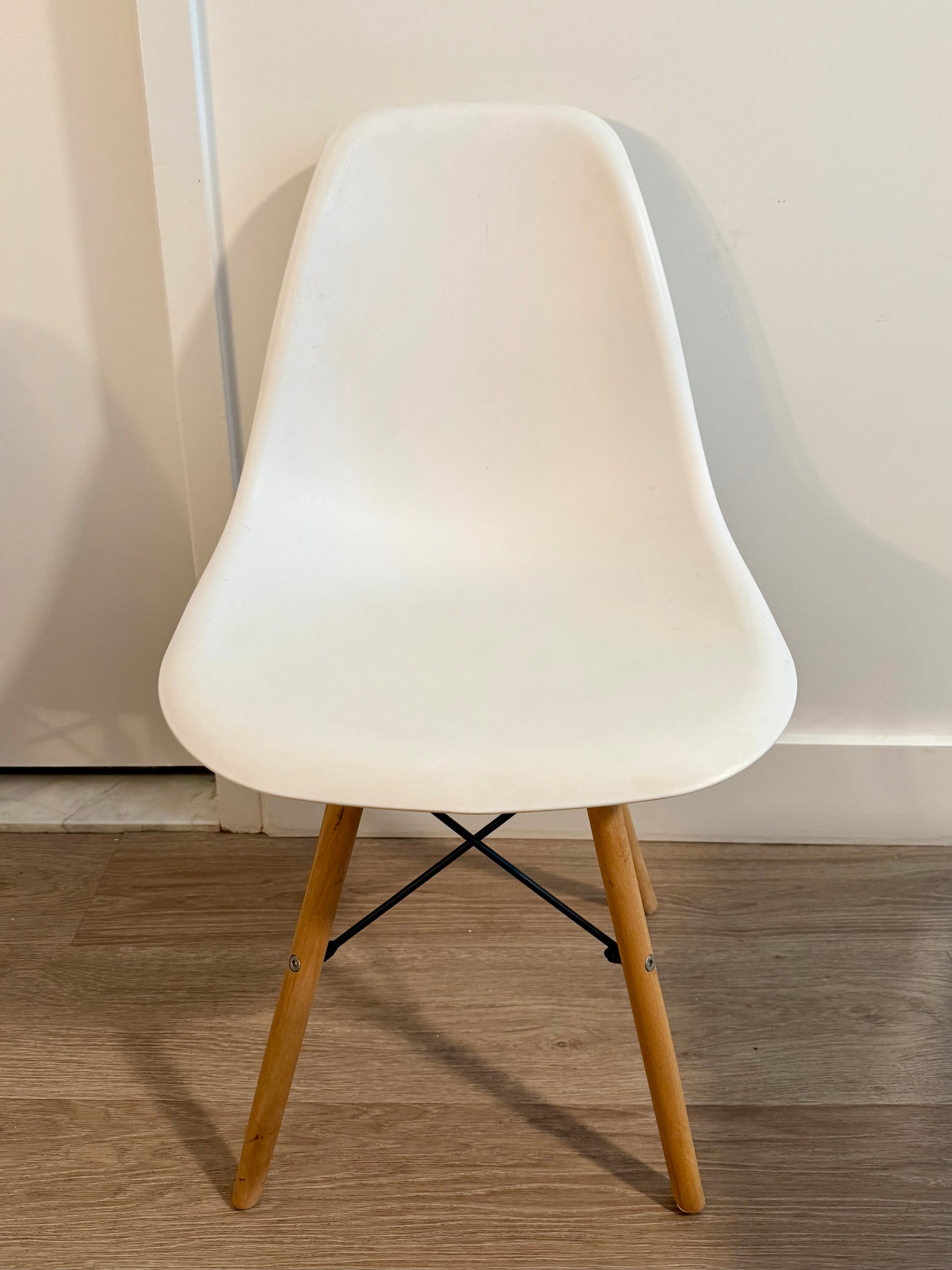 Set of 2 White Dining Chairs with Wooden Legs