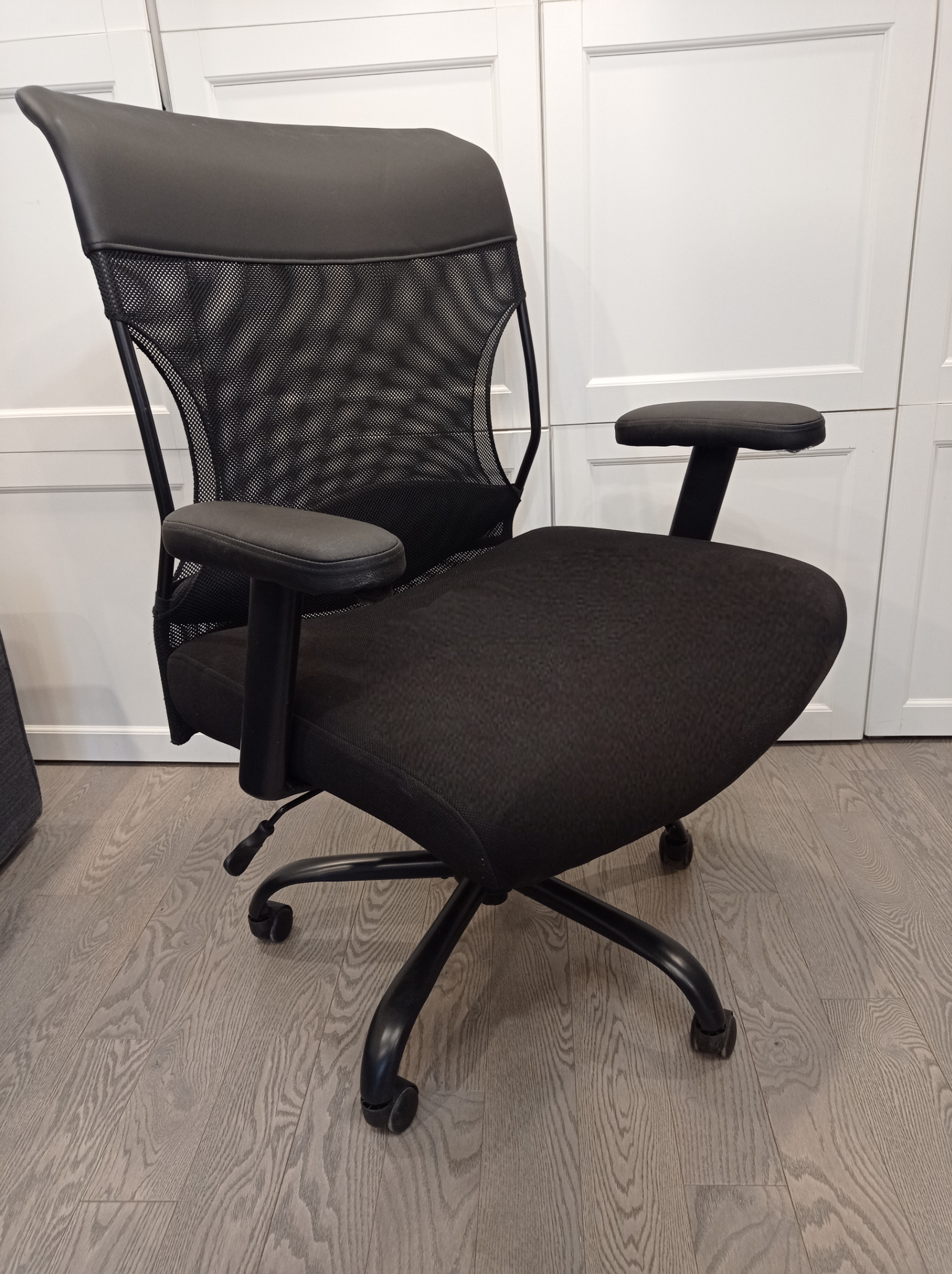 Like New Wide Seat Ergonomic Office Chair - photo 2