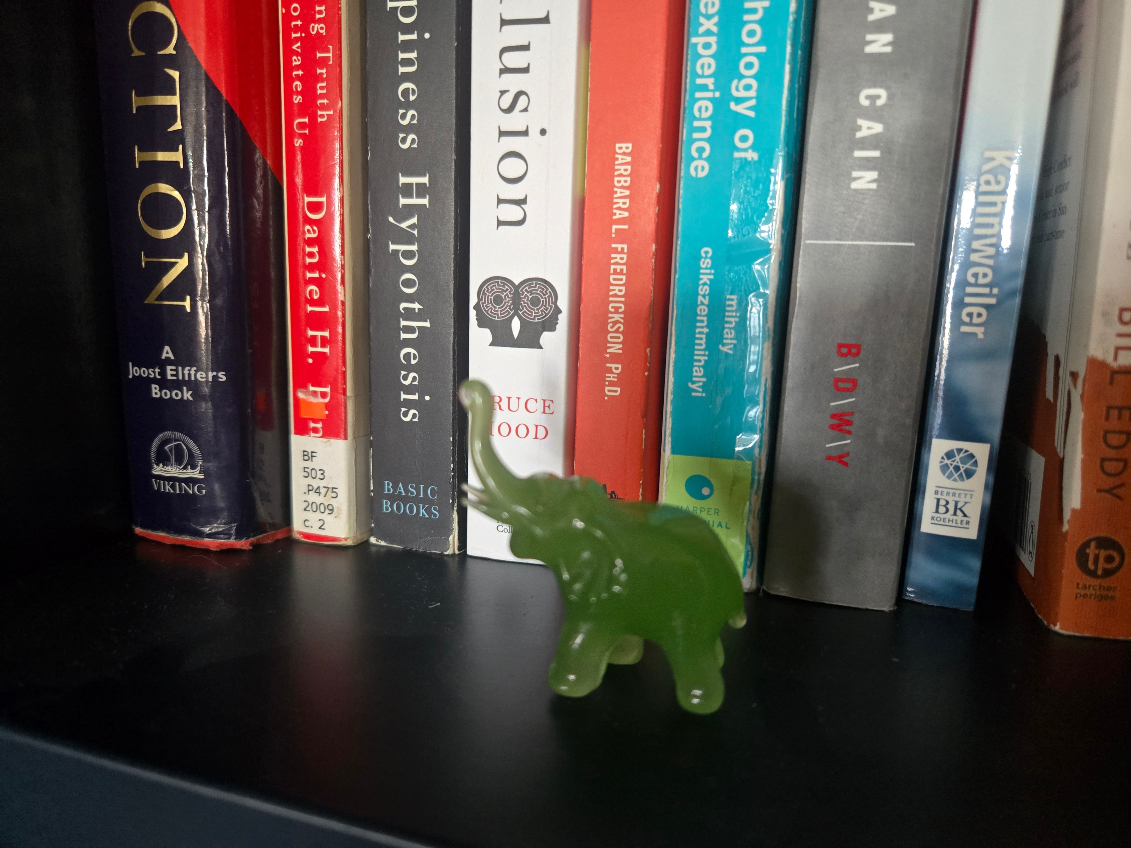 Small Jade Elephant Figurine - photo 3