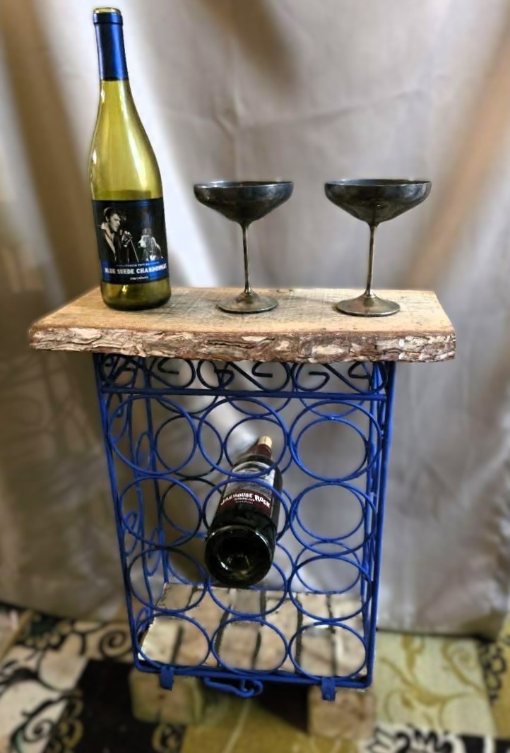 Rustic live edge wine rack / Rack à vin rustique a bord naturel