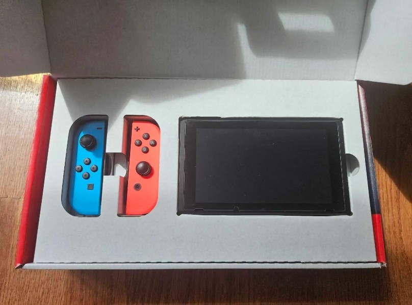 Nintendo Switch V2 Console – Excellent Condition - photo 2