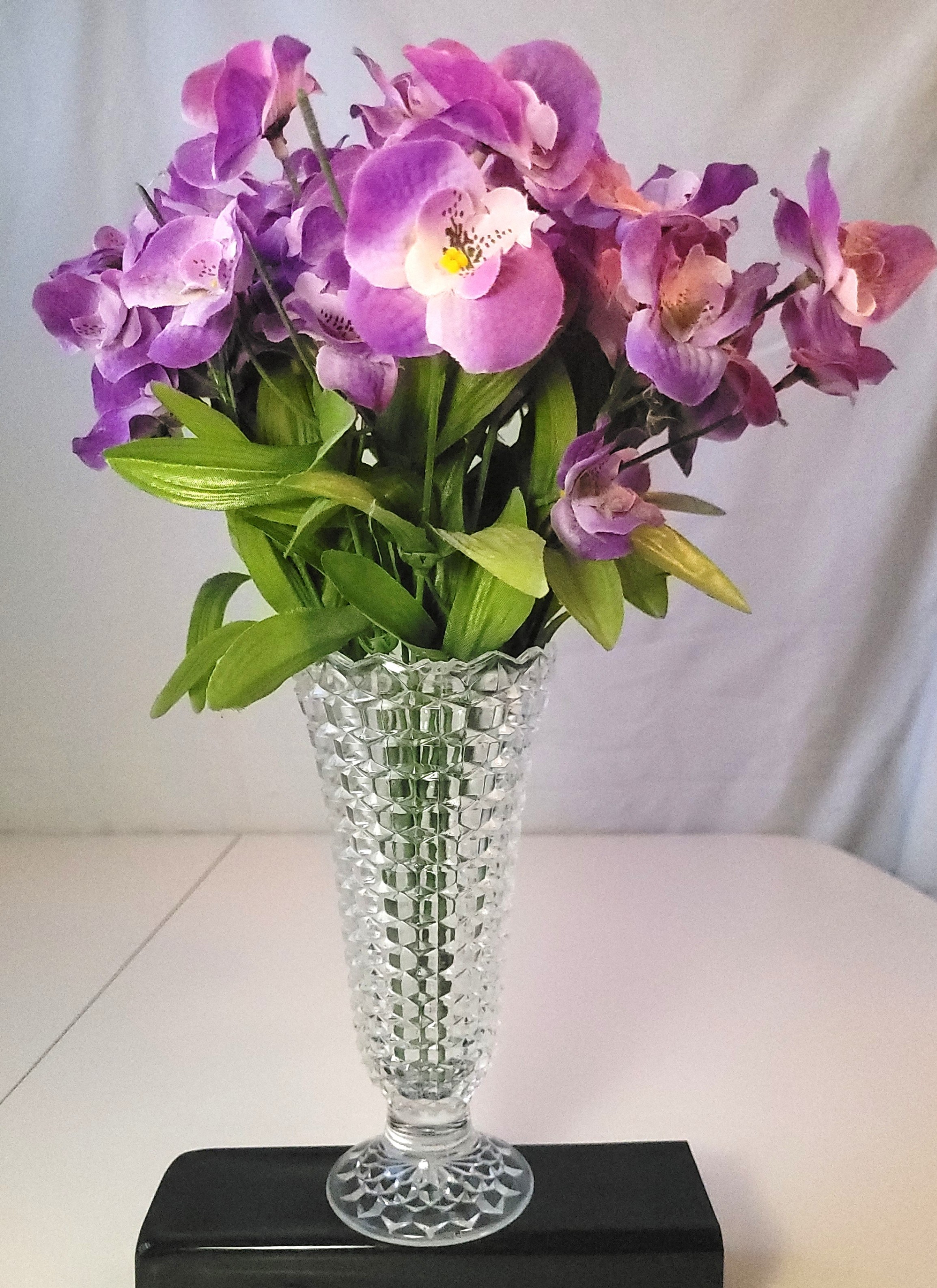 1967 Anchor Hocking Wexford Glass 8" Footed Vase Faux Flowers - photo 4
