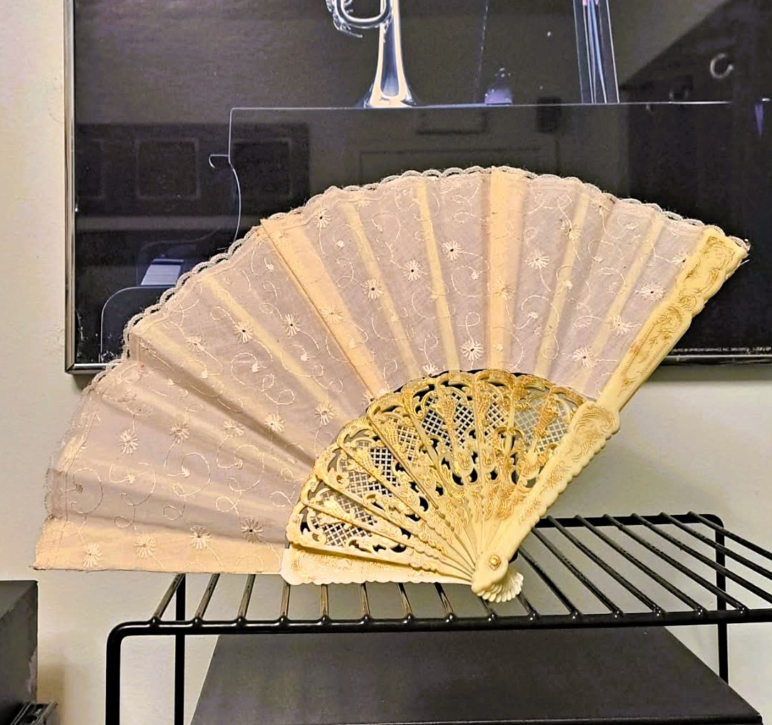 Victorian-Style Ivory Lace Hand Fan