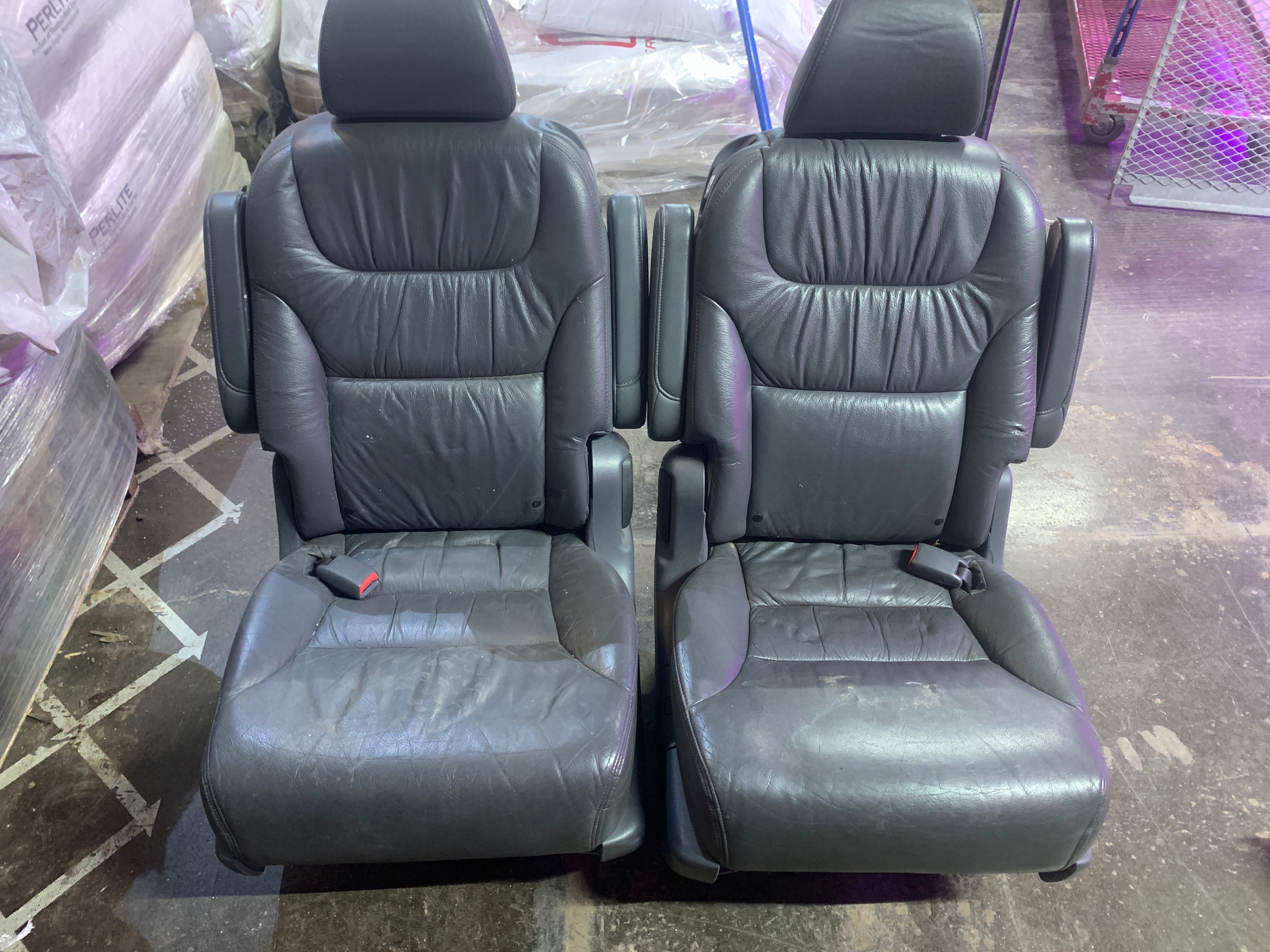 2005–2010 Grey Leather Honda Odyssey 2nd Row w/ Jump Seat