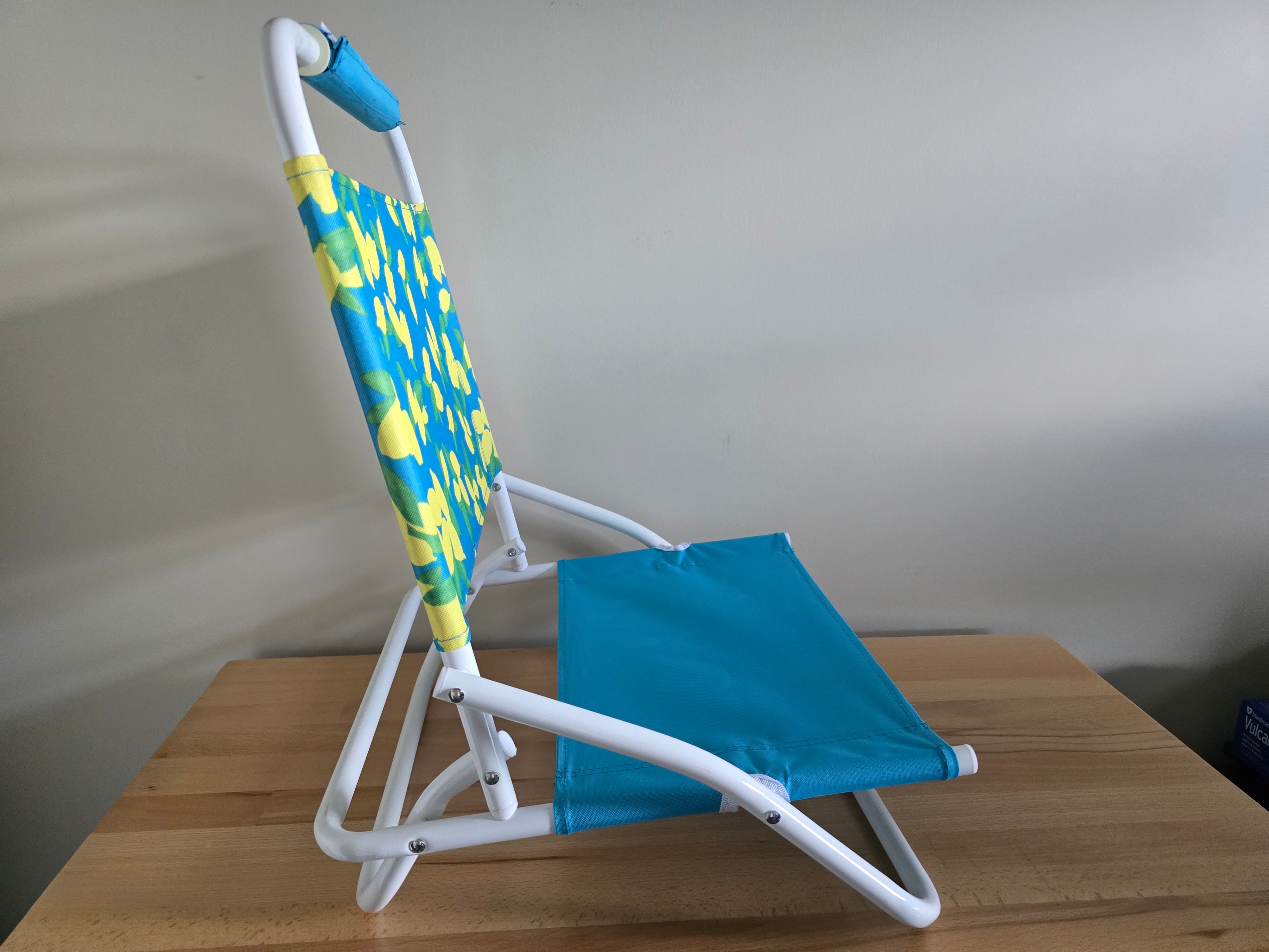 Blue lemon themed Beach Chair Sand Used Twice - photo 4