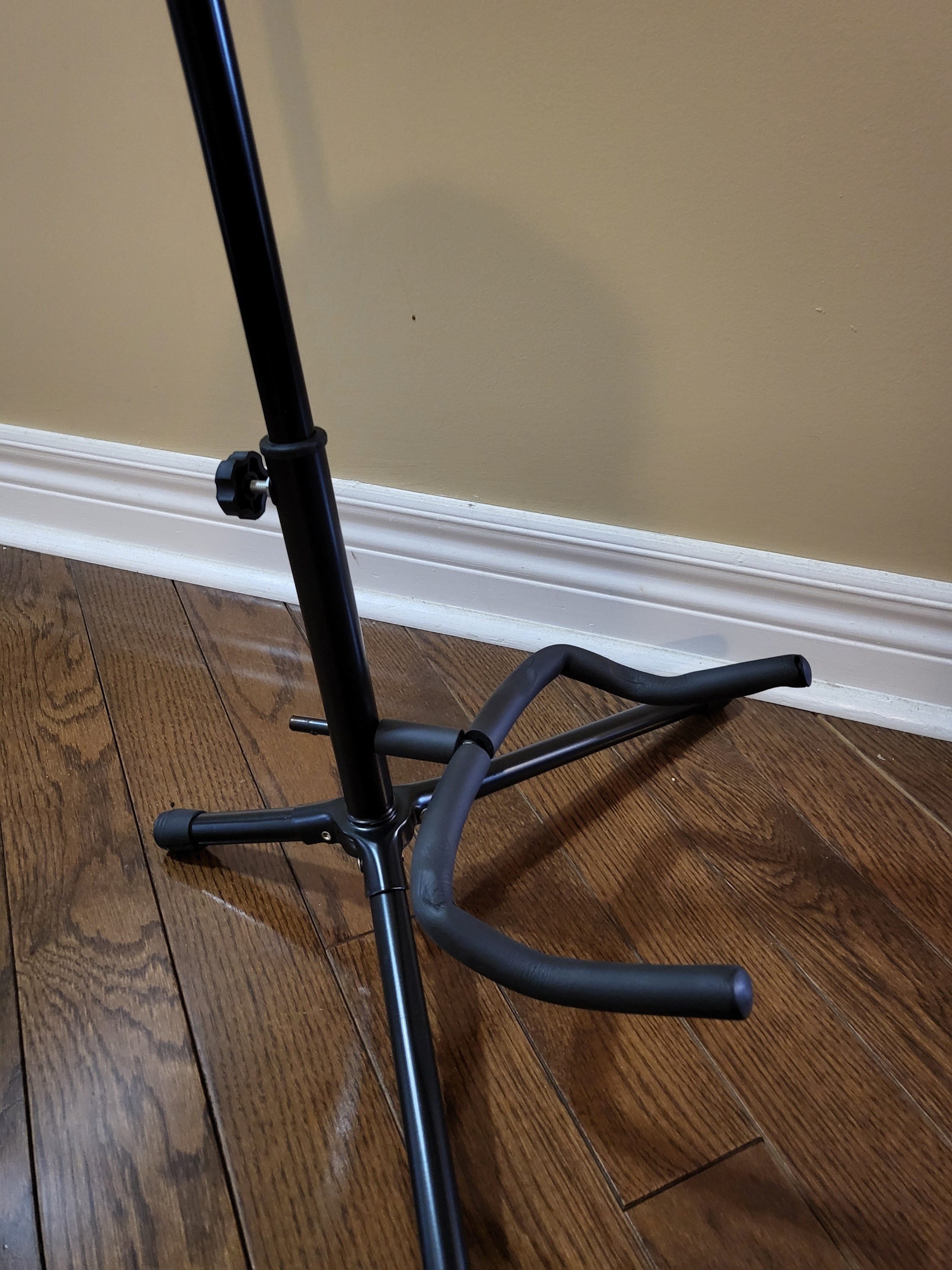 Guitar stand suitable for all types: acoustic, electric, bass - photo 5