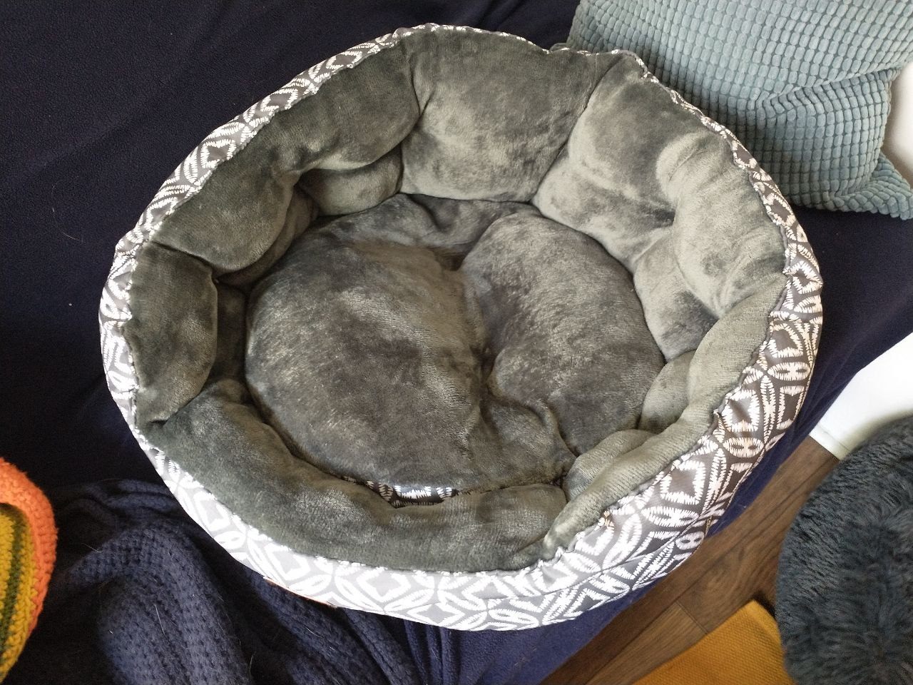 Medium-size comfy cat bed/pet bed