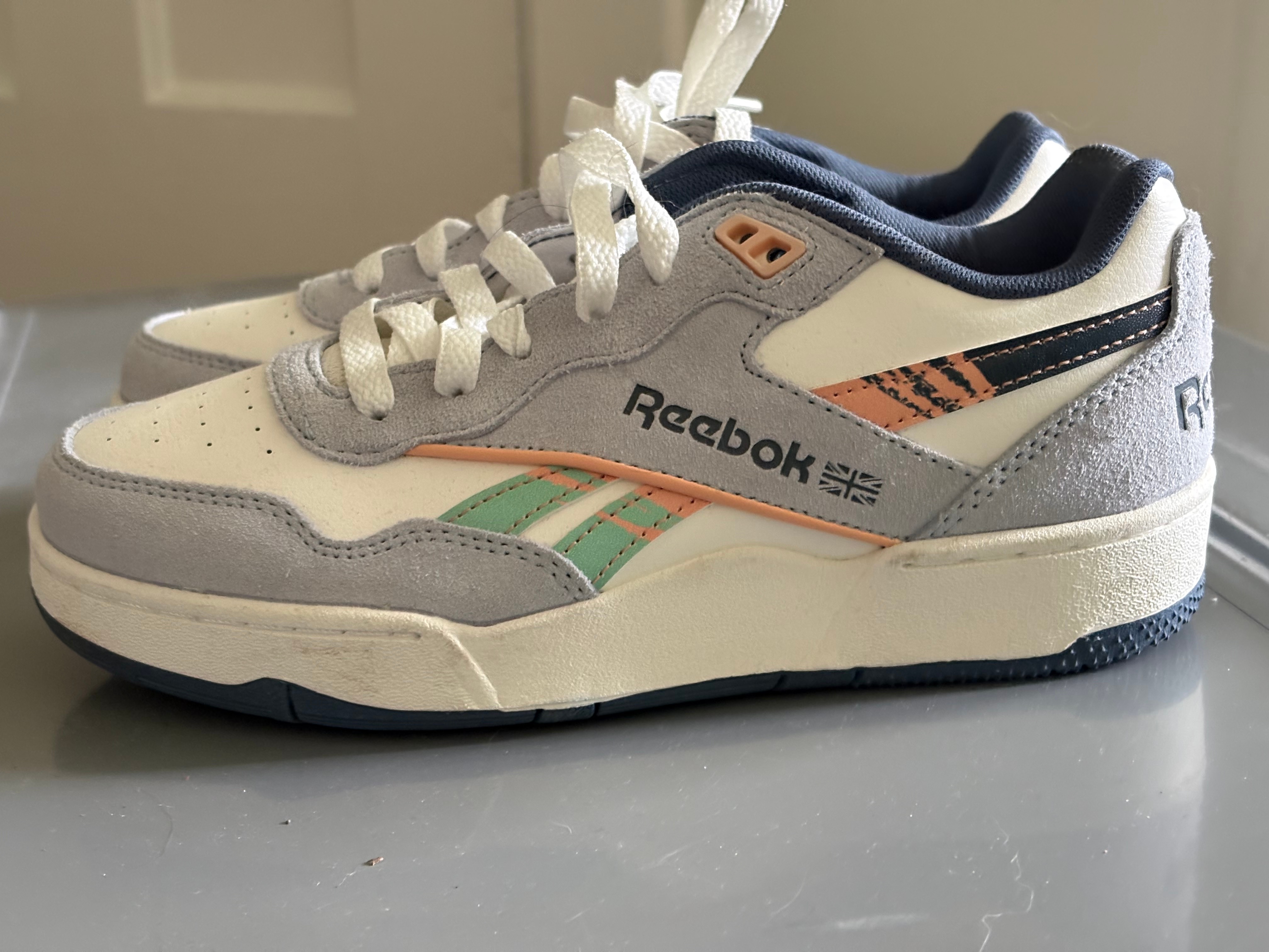 Reebok Sneakers – Grey/Cream – Kids Size US 4 (EUR 35)