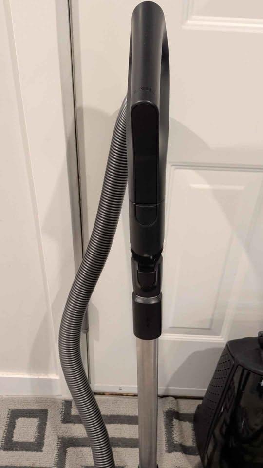 Miele Guard L1 Cat and Dog Vacuum - Used Like New - photo 4