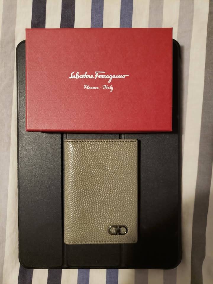 Salvatore Ferragamo leather card case wallet. Like new. - photo 3