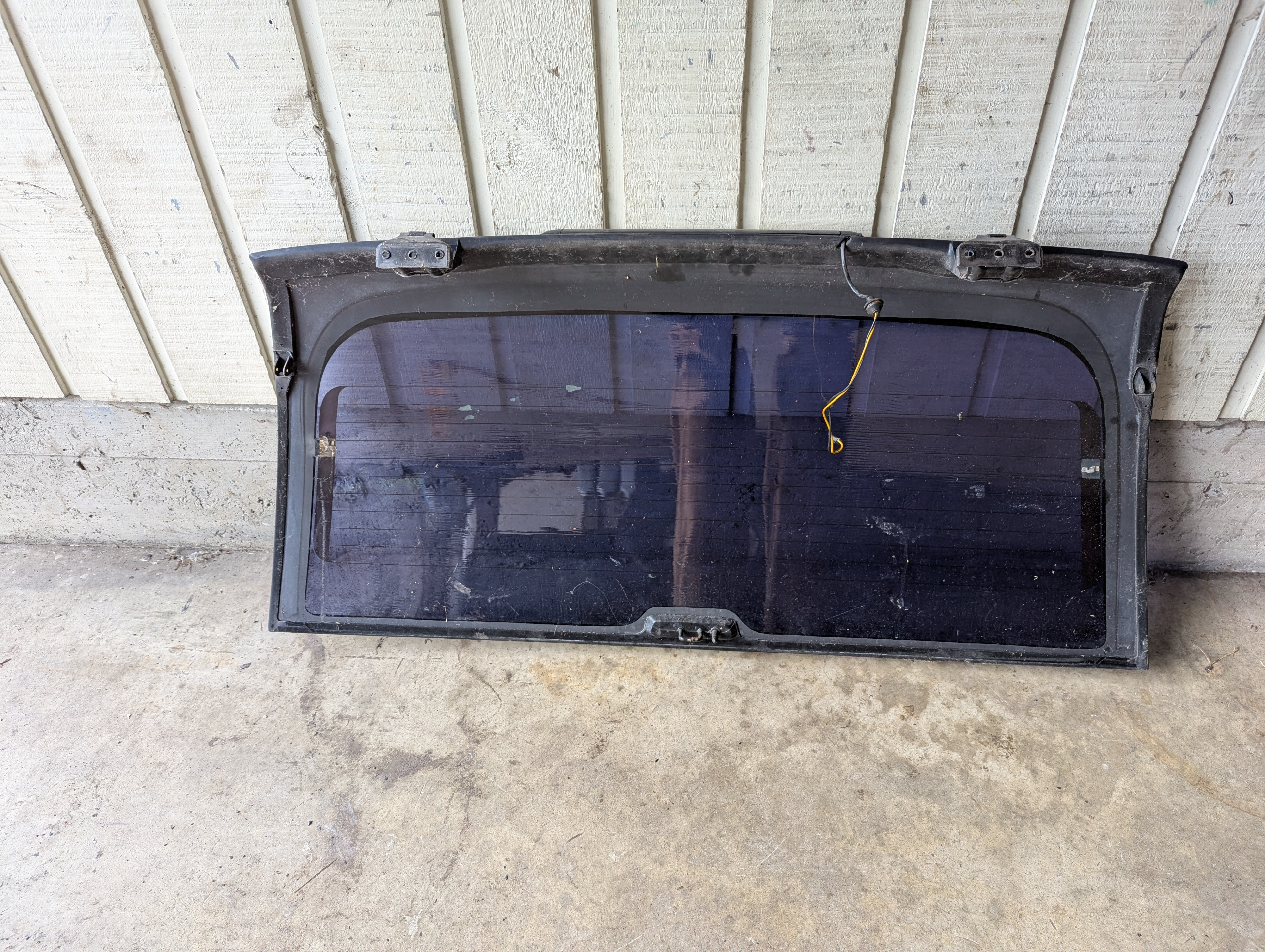 GMC 1998 Jimmy Sedan Back Glass