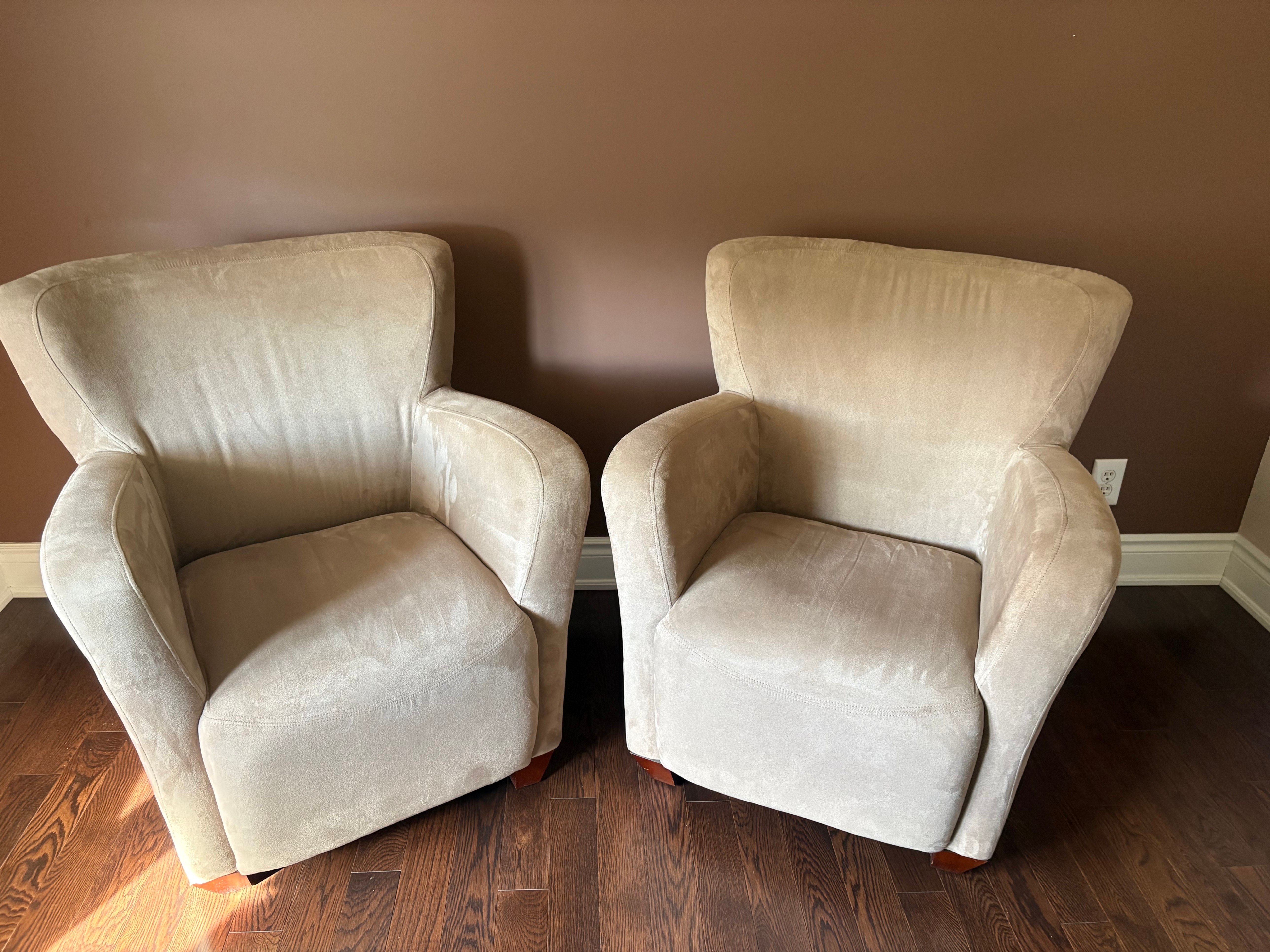 Set of 2 beige accent chairs
