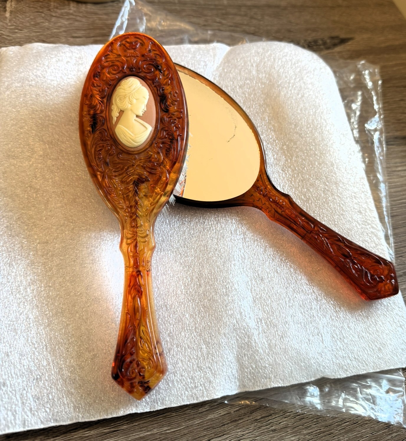 Vintage 1970's Avon Cameo Vanity Set / Coiffeuse Avon 1970
