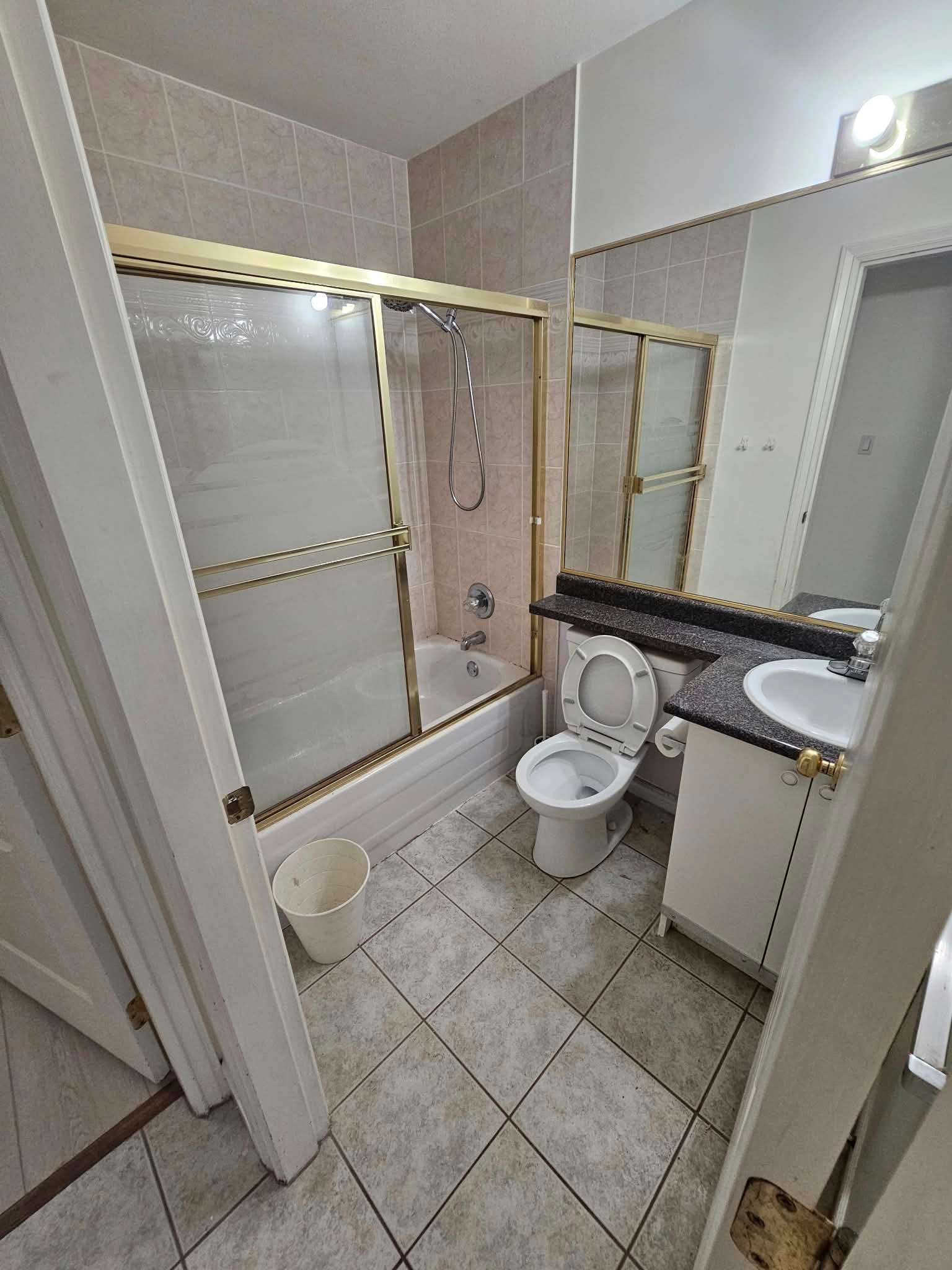 $1,200 - 1BR Ground Suite (Renfrew-Collingwood) - photo 4