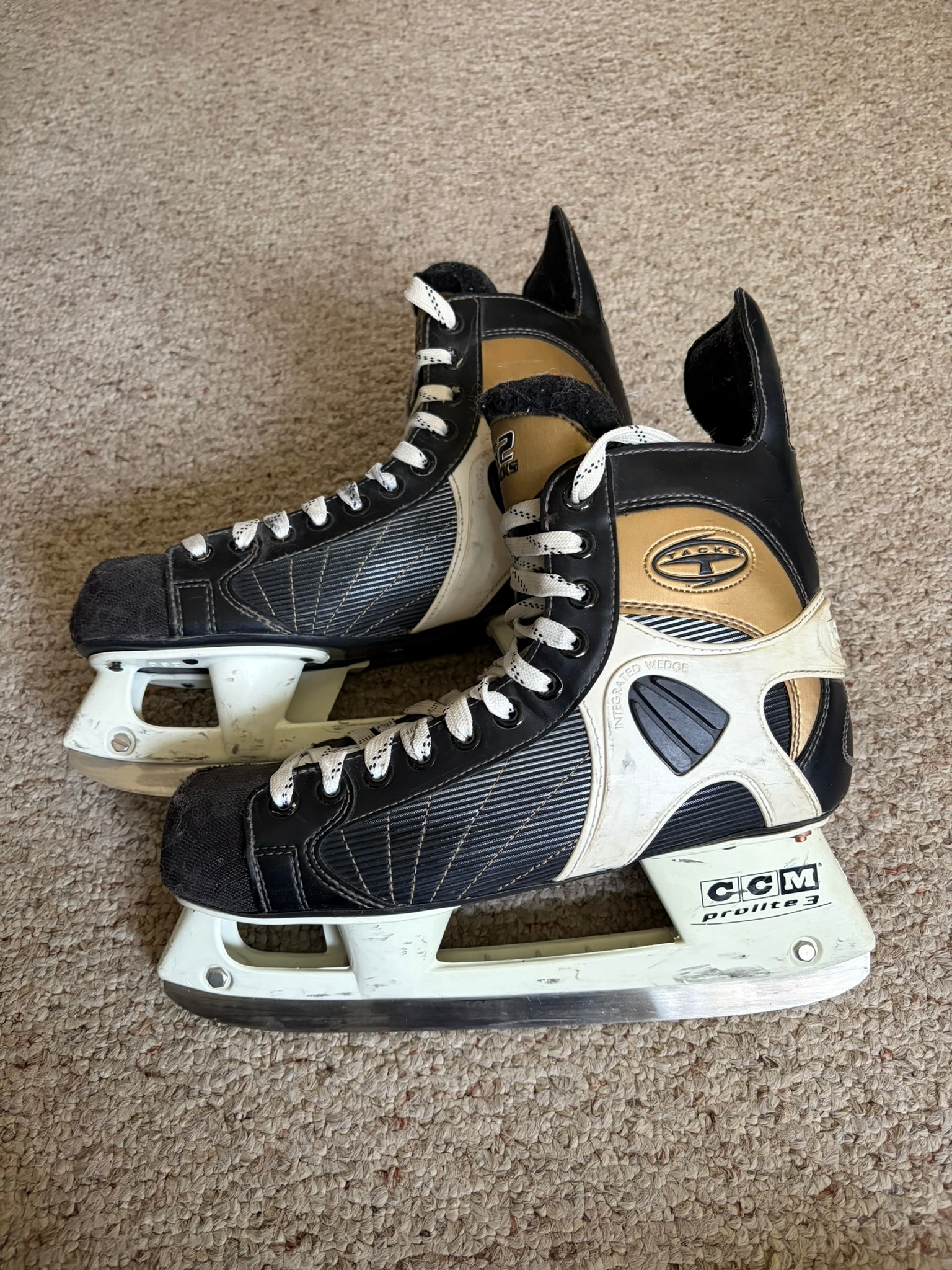 🏒 VINTAGE CCM 252 TACKS HOCKEY SKATES — $40 🏒 - photo 2