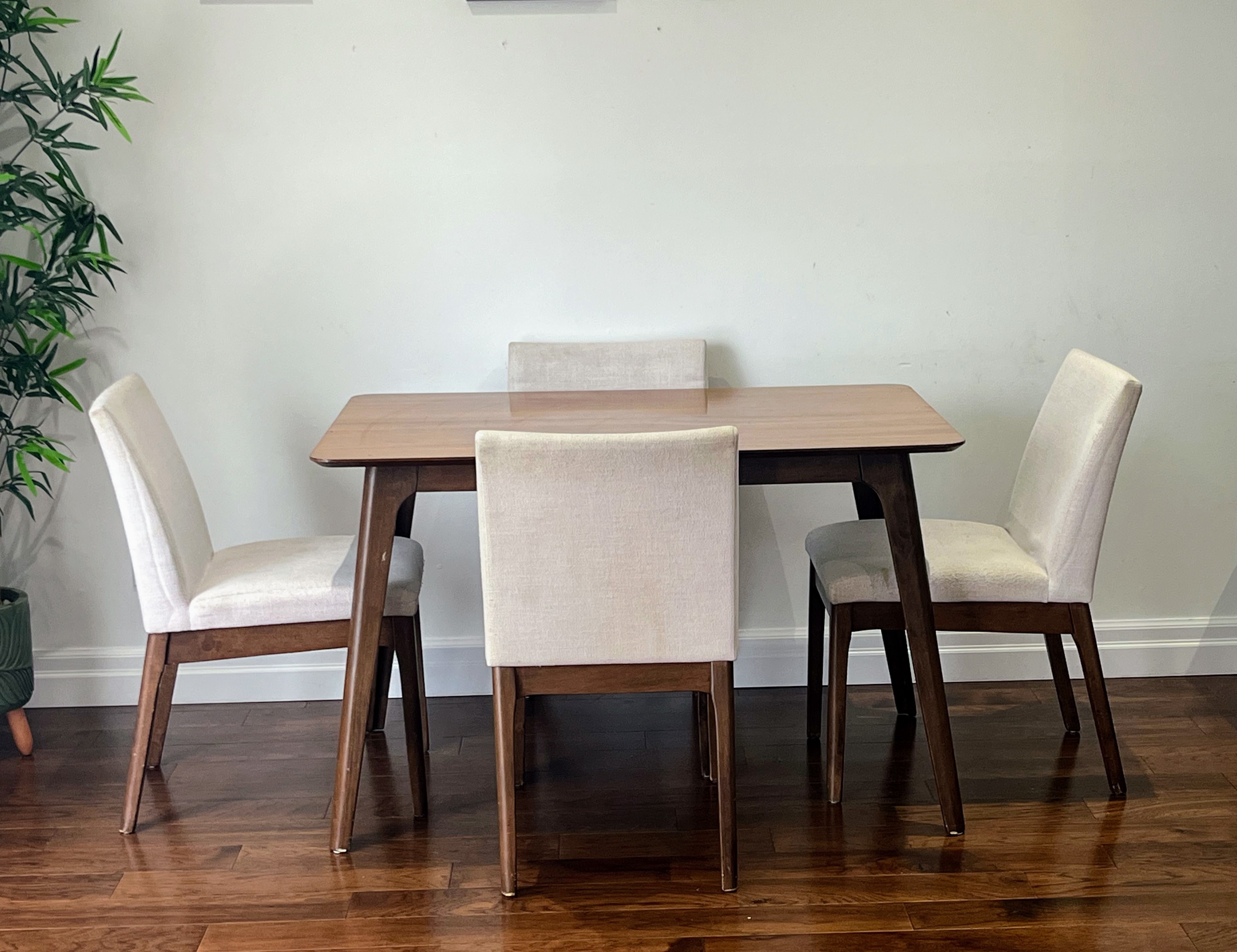 Hardwood Dining table 4-seater with 3 pairs of extra covers. - photo 2
