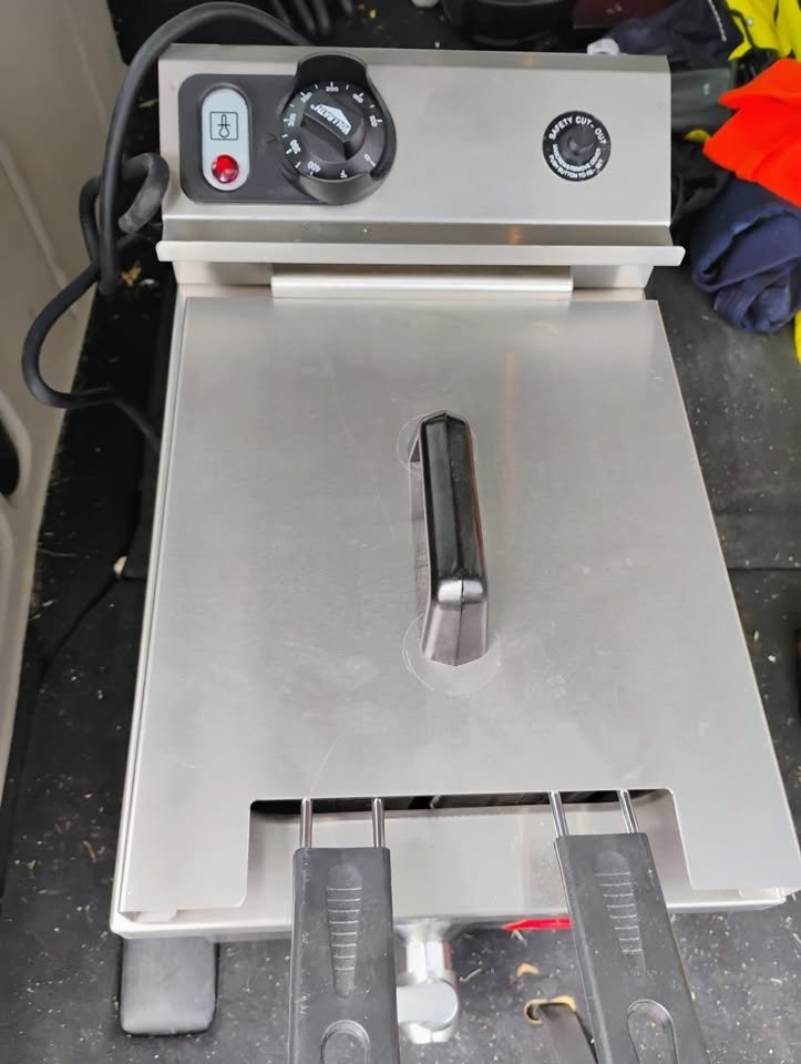 Vollrath 208- to 240-volt 15lb Cayenne Medium Duty  Deep Fryer n - photo 4