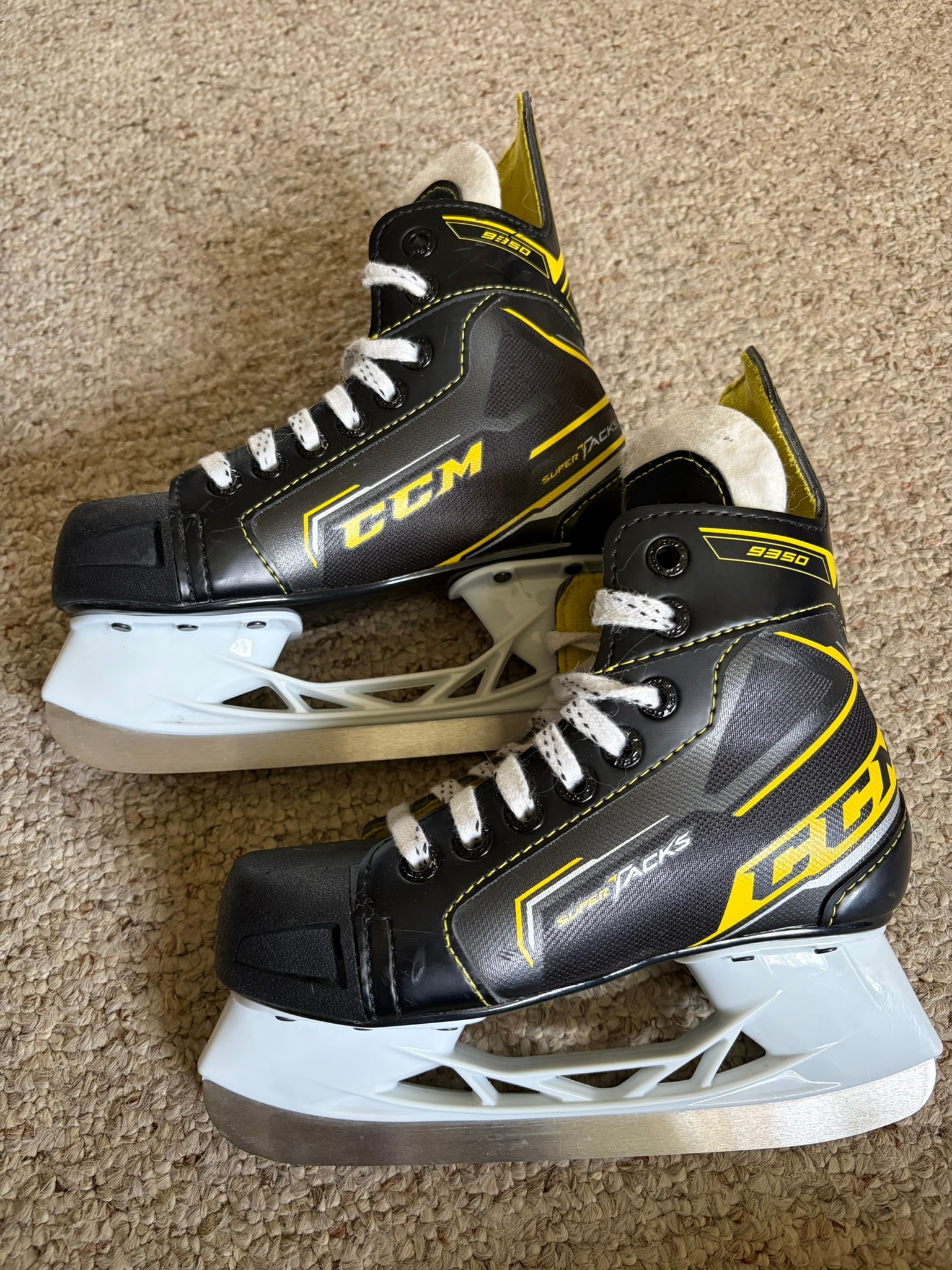🏒 CCM SUPER TACKS 9350 YOUTH HOCKEY SKATES — $25 🏒 - photo 2