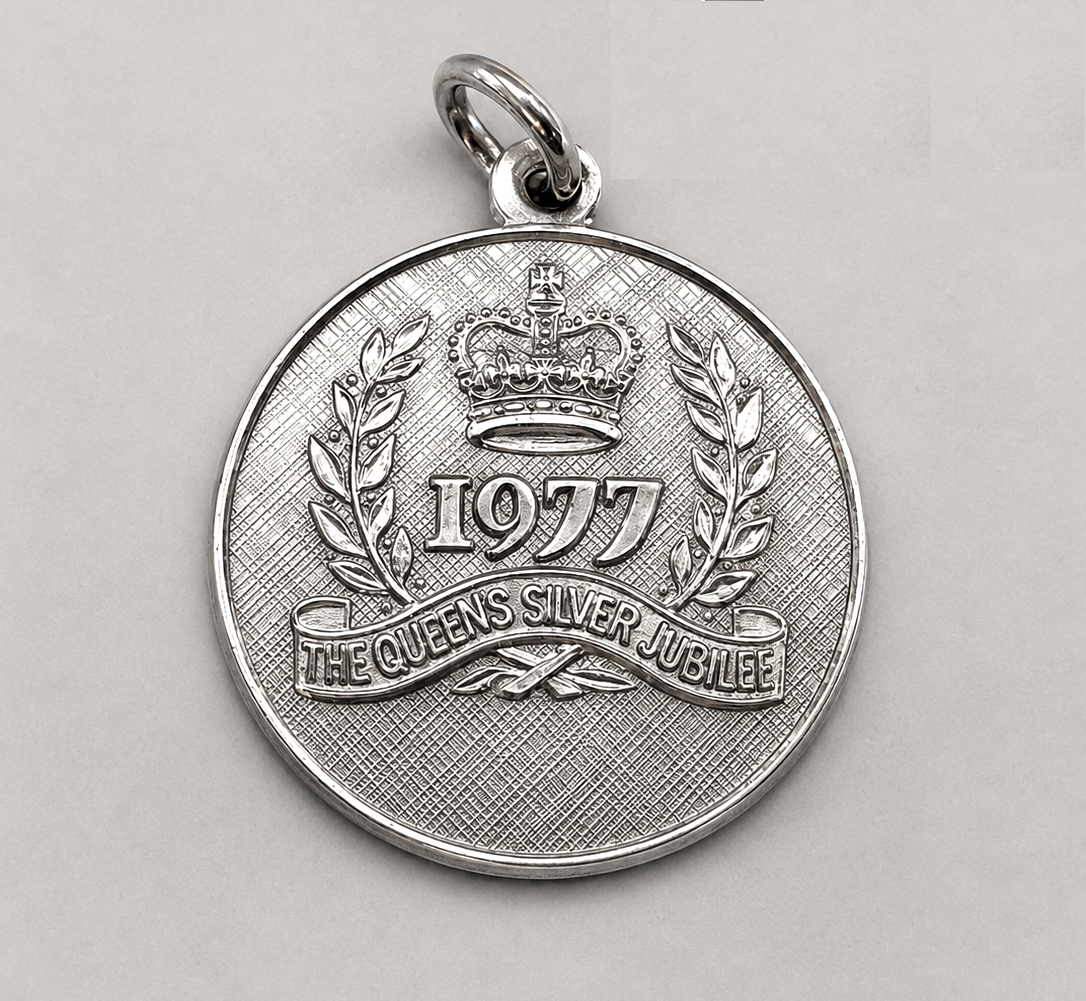 Queen Elizabeth 1977 Silver Charm / Breloque Argent de la Reine
