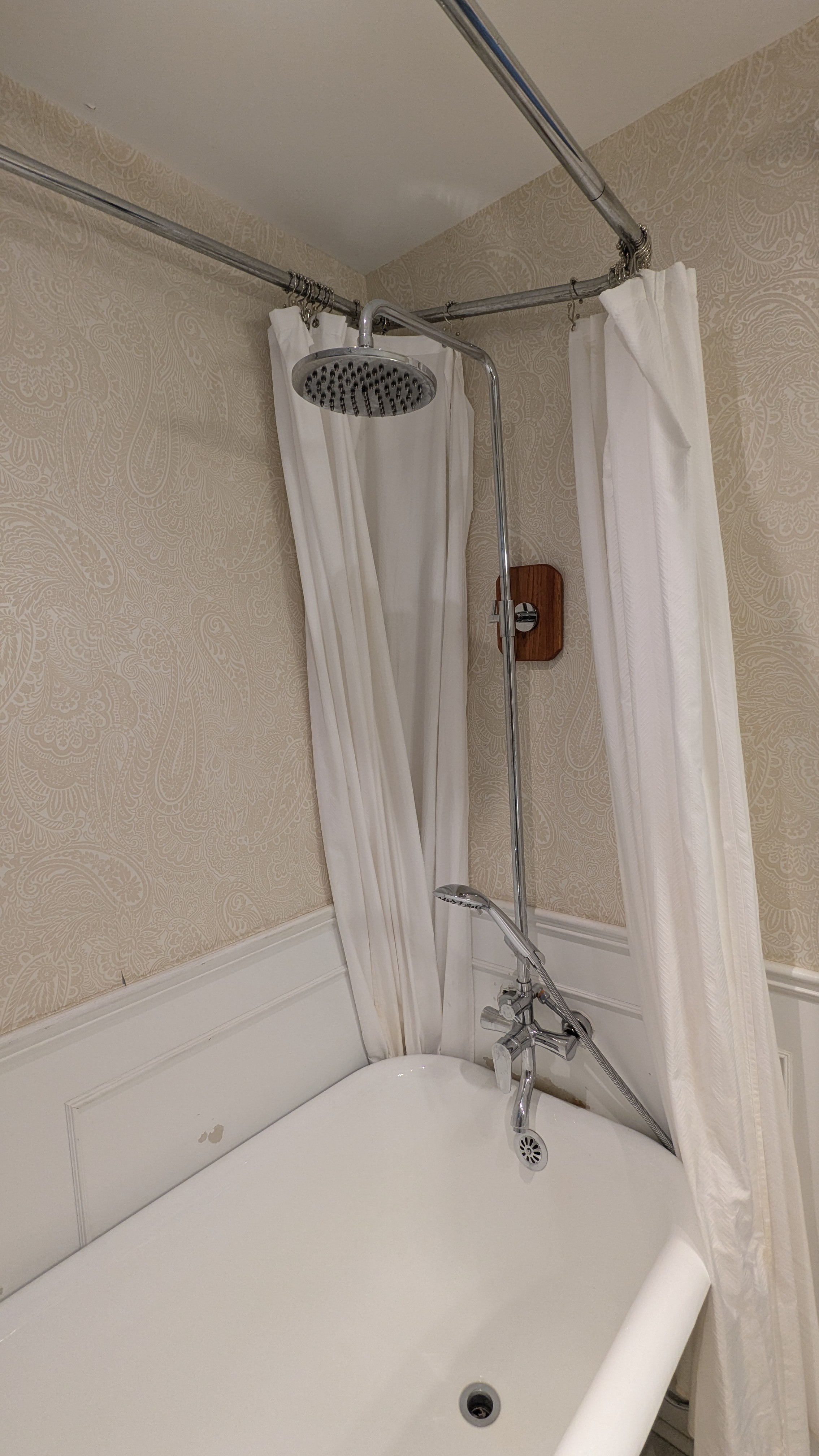 Clawfoot Bathtub + shower curtain rod + bath/shower fixture - photo 2