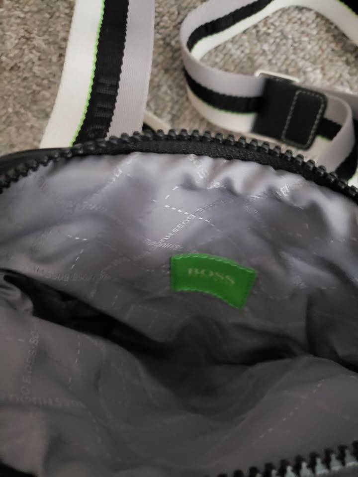 Hugo Boss Crossbody Sling Bag, Green Label. Like new. - photo 4