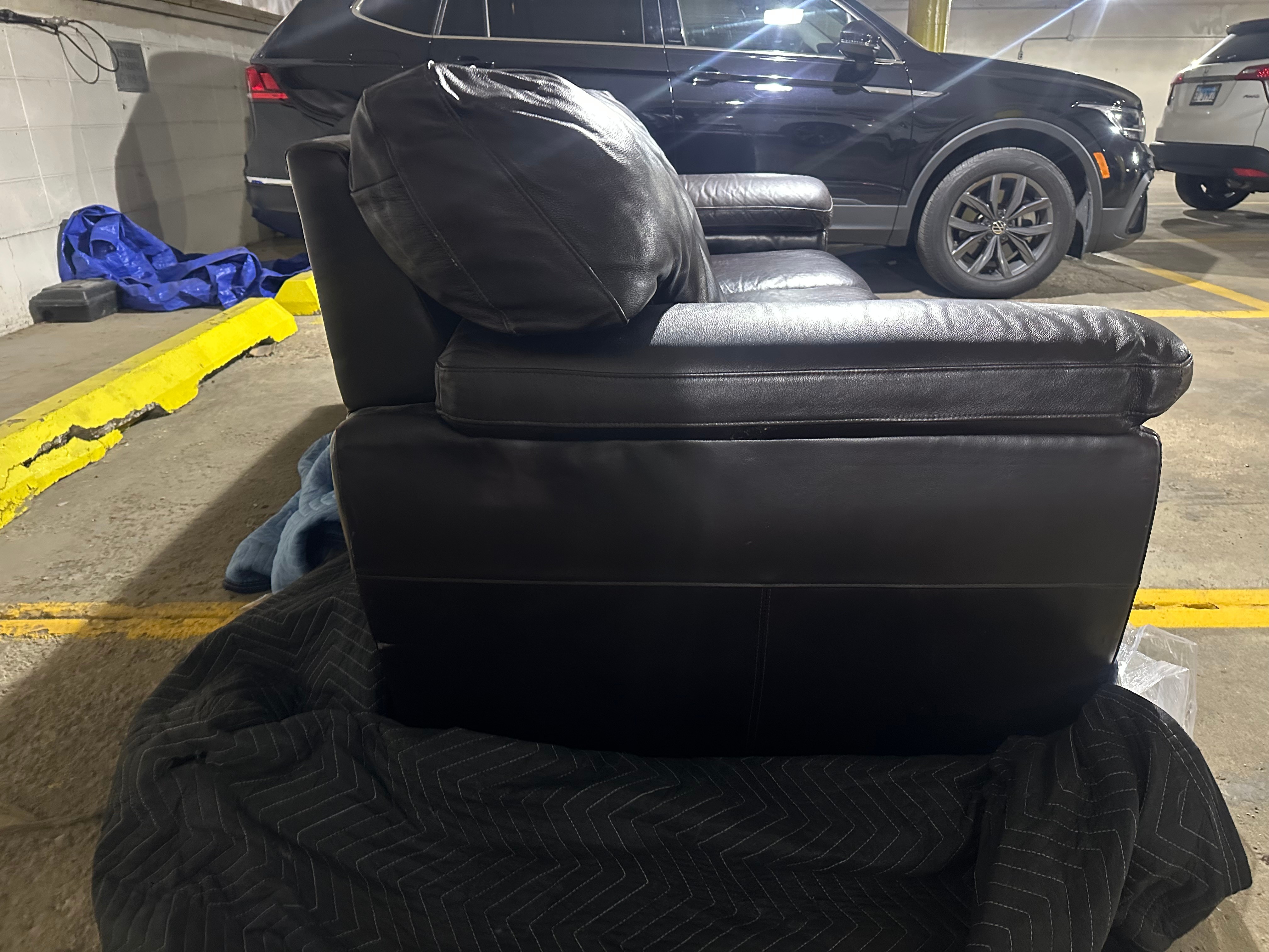 Modern Comfort Couch - Excellent Condition! - photo 4