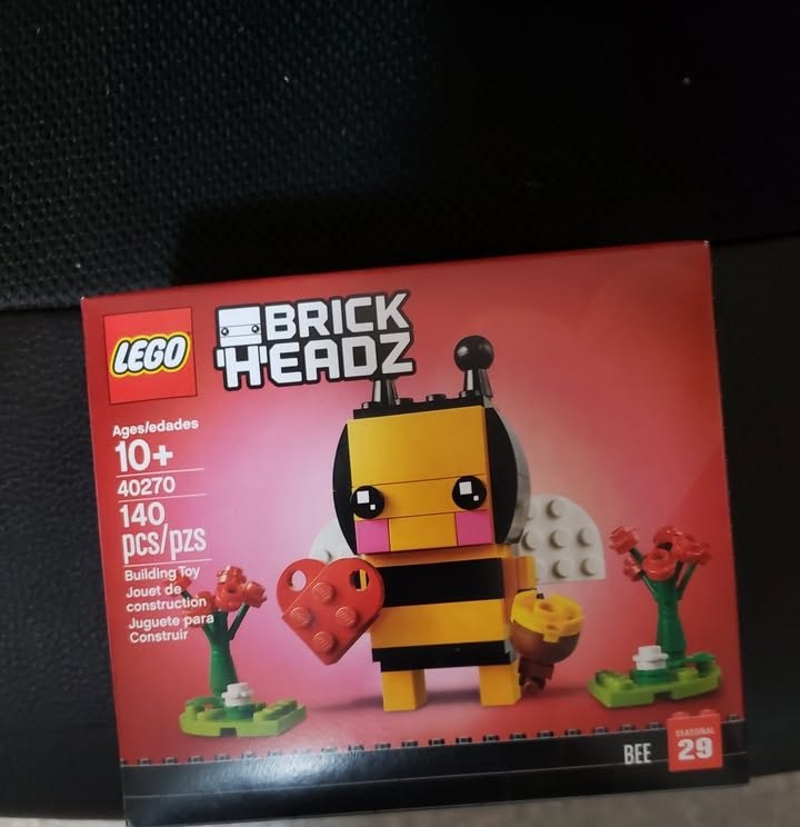 Lego Brickheadz Valentine's Bumble Bee 40270. New in box.