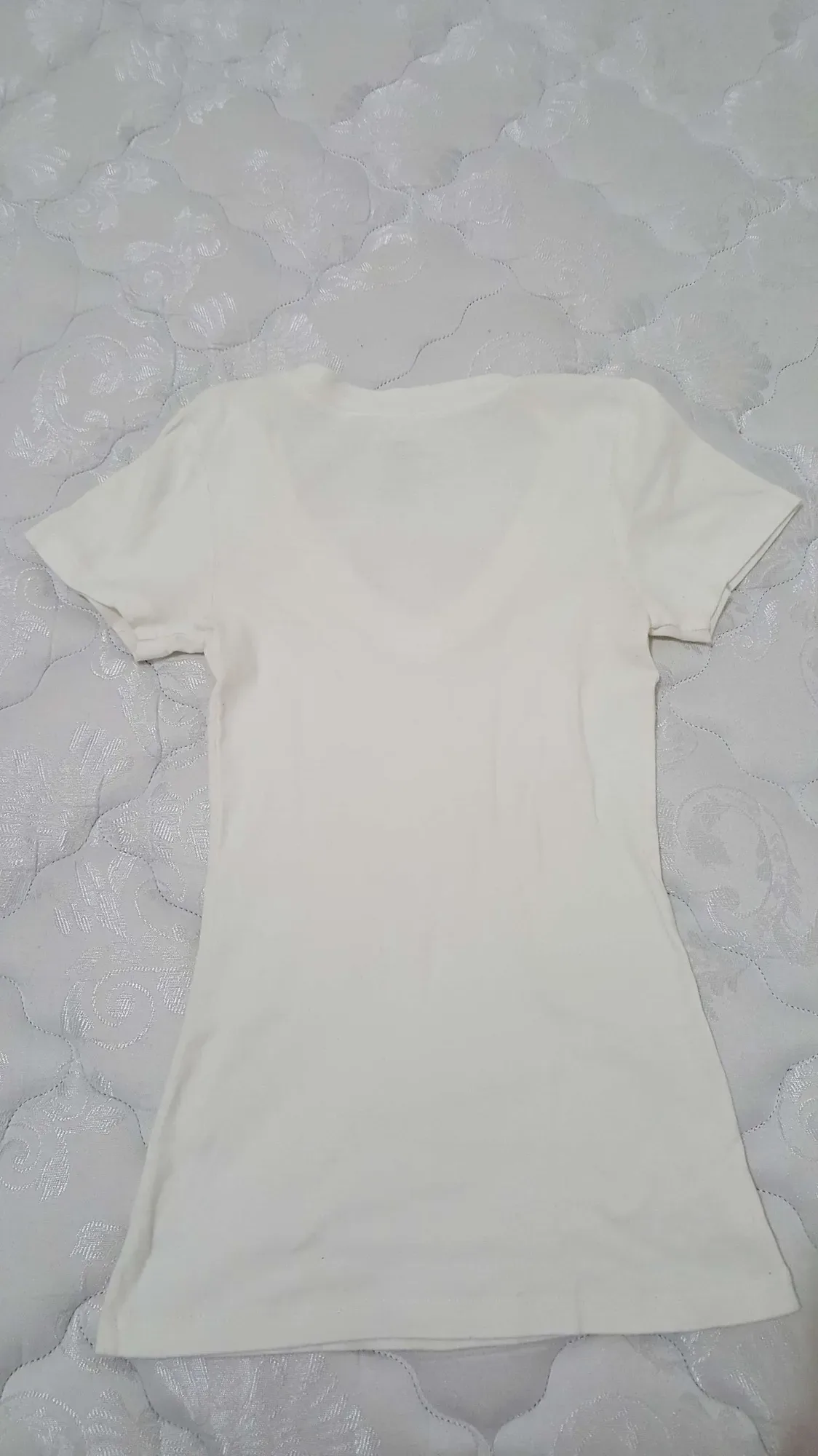 white 100% cotton v- neck t- shirt. soft & flattering. worn o... - photo 4