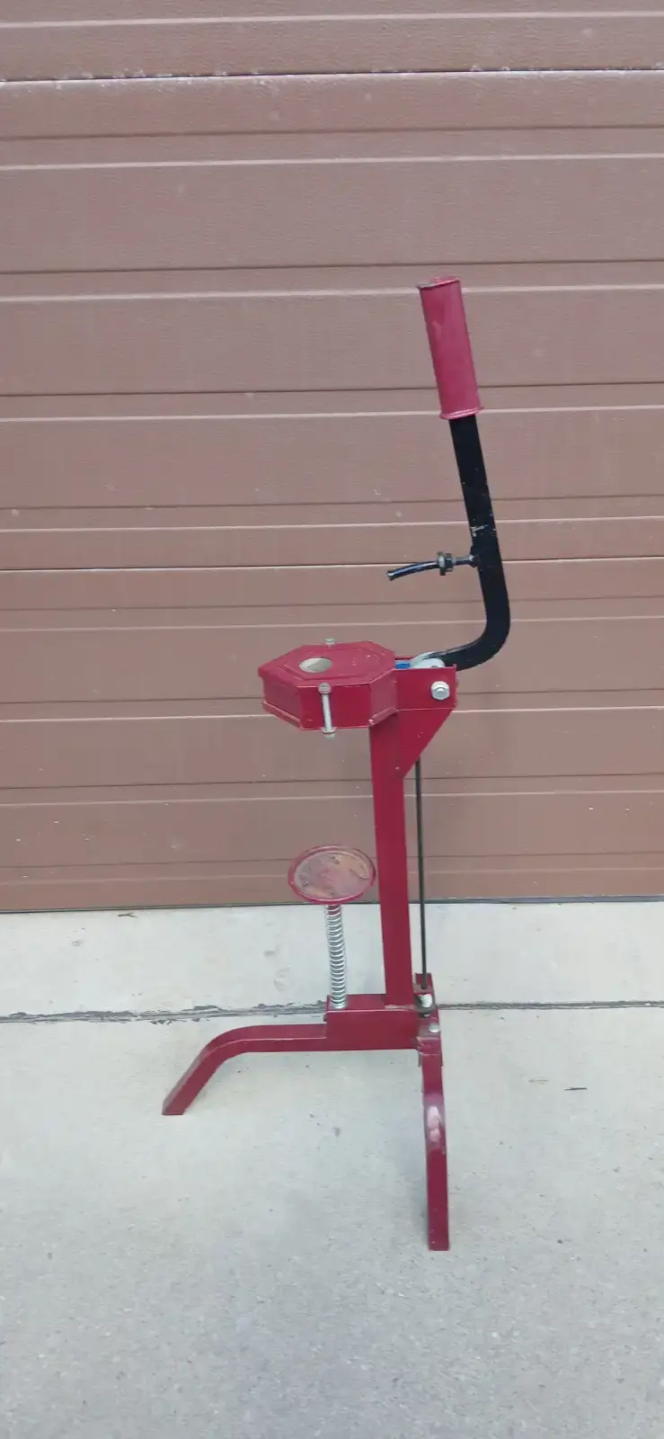 Adjustable corking machine