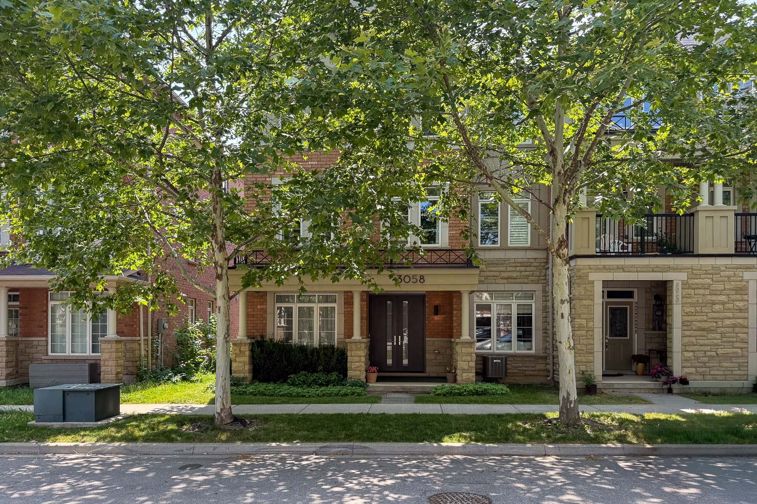 3 Beds/ 4 Baths - 🏡 Exceptional Family Home in Oakville