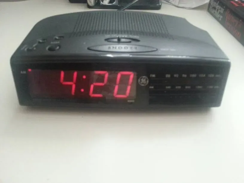 Classic Old School General Electric Digital Radio Alarm Clock - photo 2