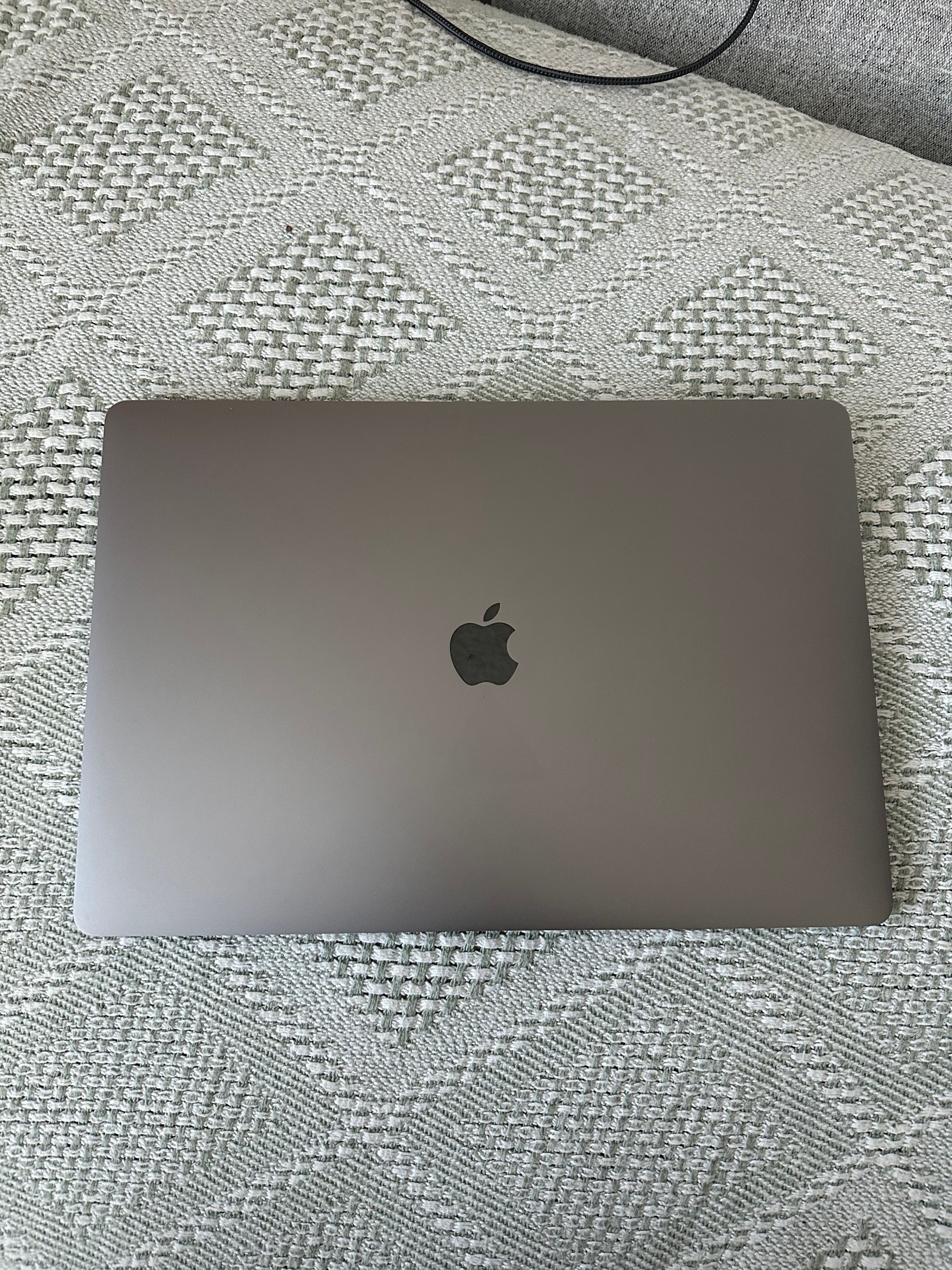 16" MacBook Pro 2019 — 6-Core i7, AMD GPU, 16GB, 500GB - photo 2