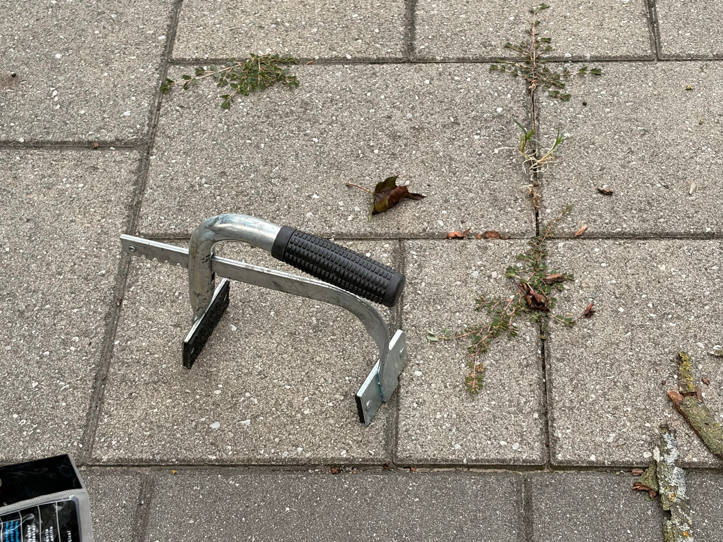 Car battery carry / lifting tool