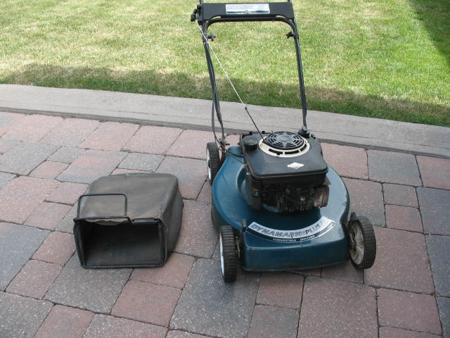 21 Inch Mulching Gas Lawnmower, with Grass Bag