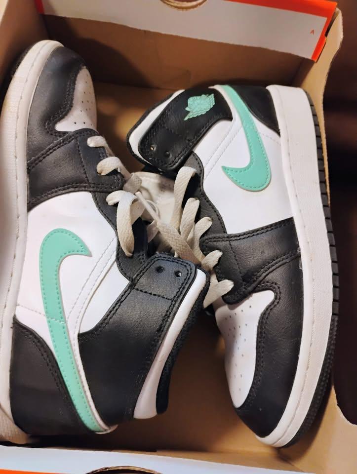 Nike Air Jordan Unisex-Size Youth 5.5 Air 1 Mid Shoes