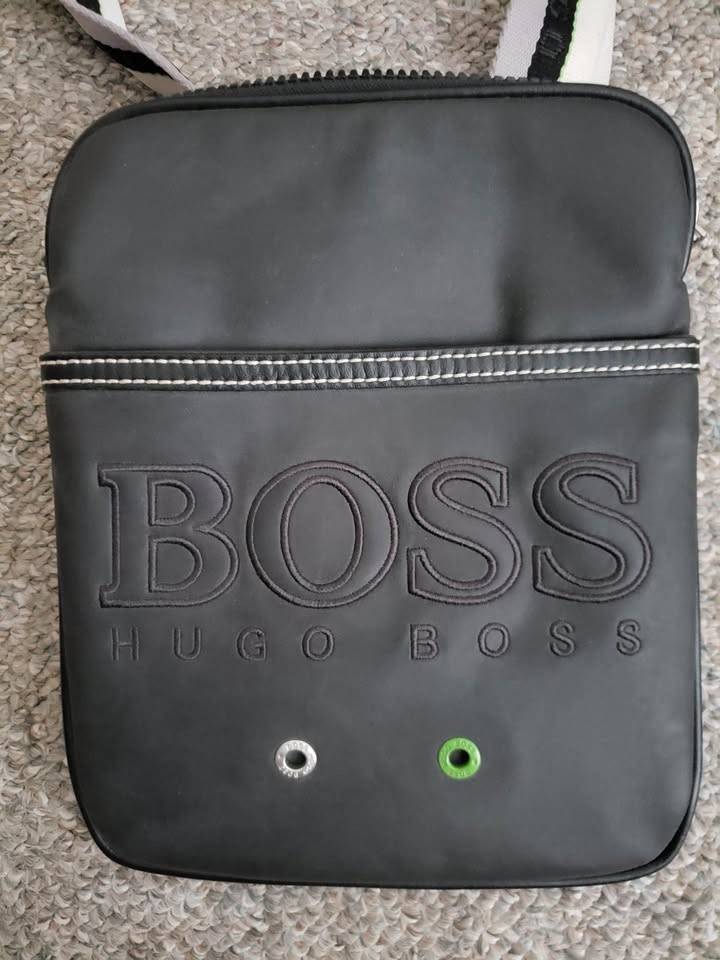 Hugo Boss Crossbody Sling Bag, Green Label. Like new. - photo 2