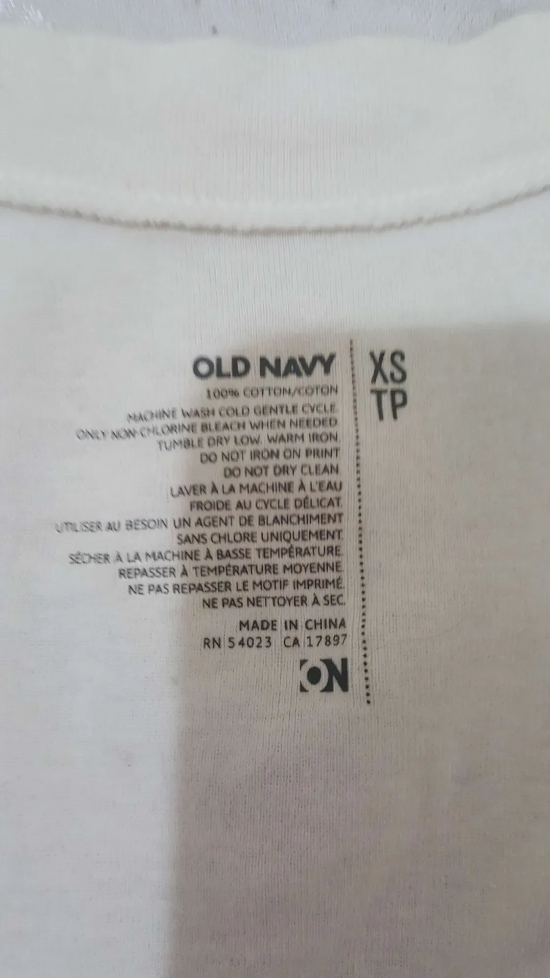 white 100% cotton v- neck t- shirt. soft & flattering. worn o... - photo 3