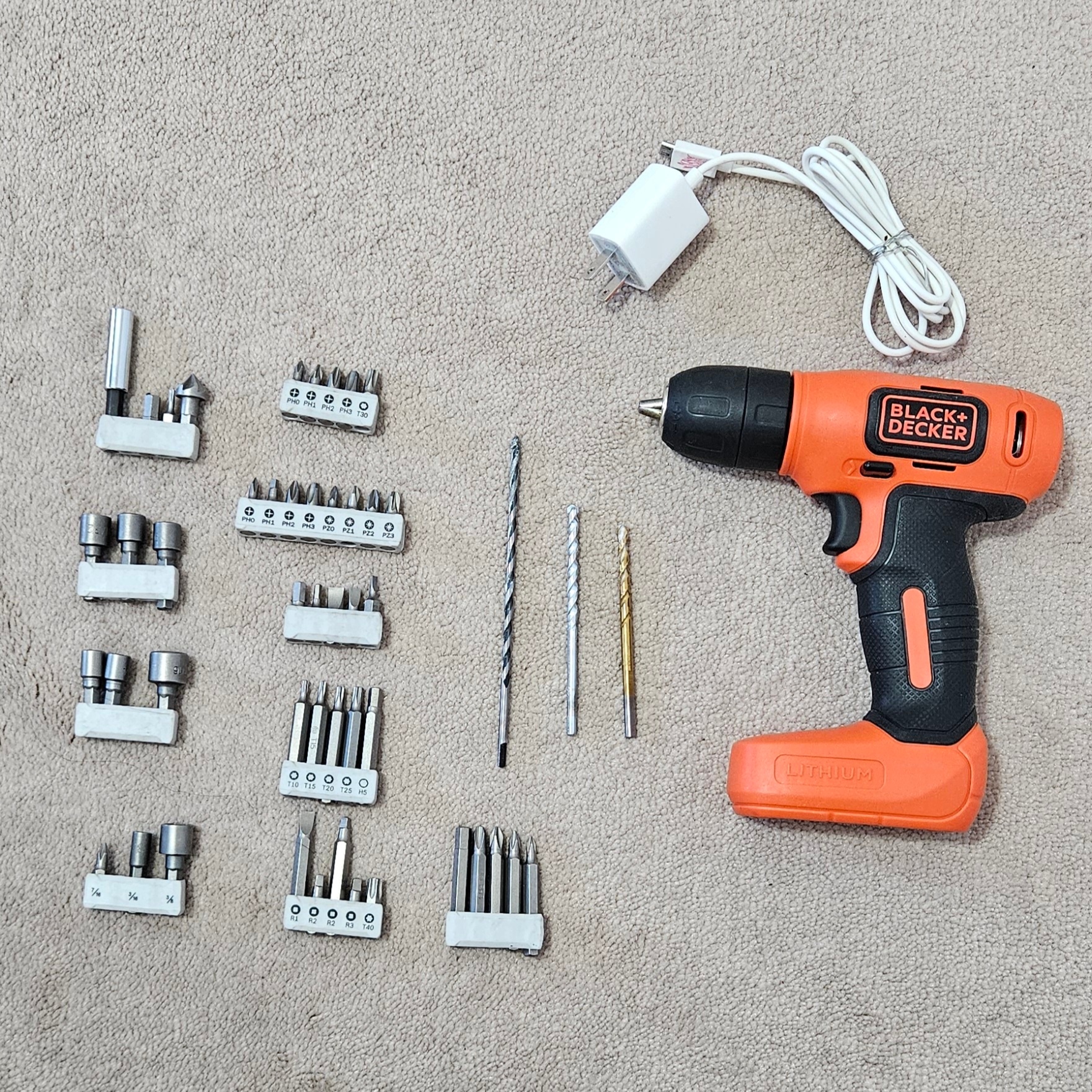 BLACK AND DECKER DRILL/DRIVER WITH ACCESSORY KIT