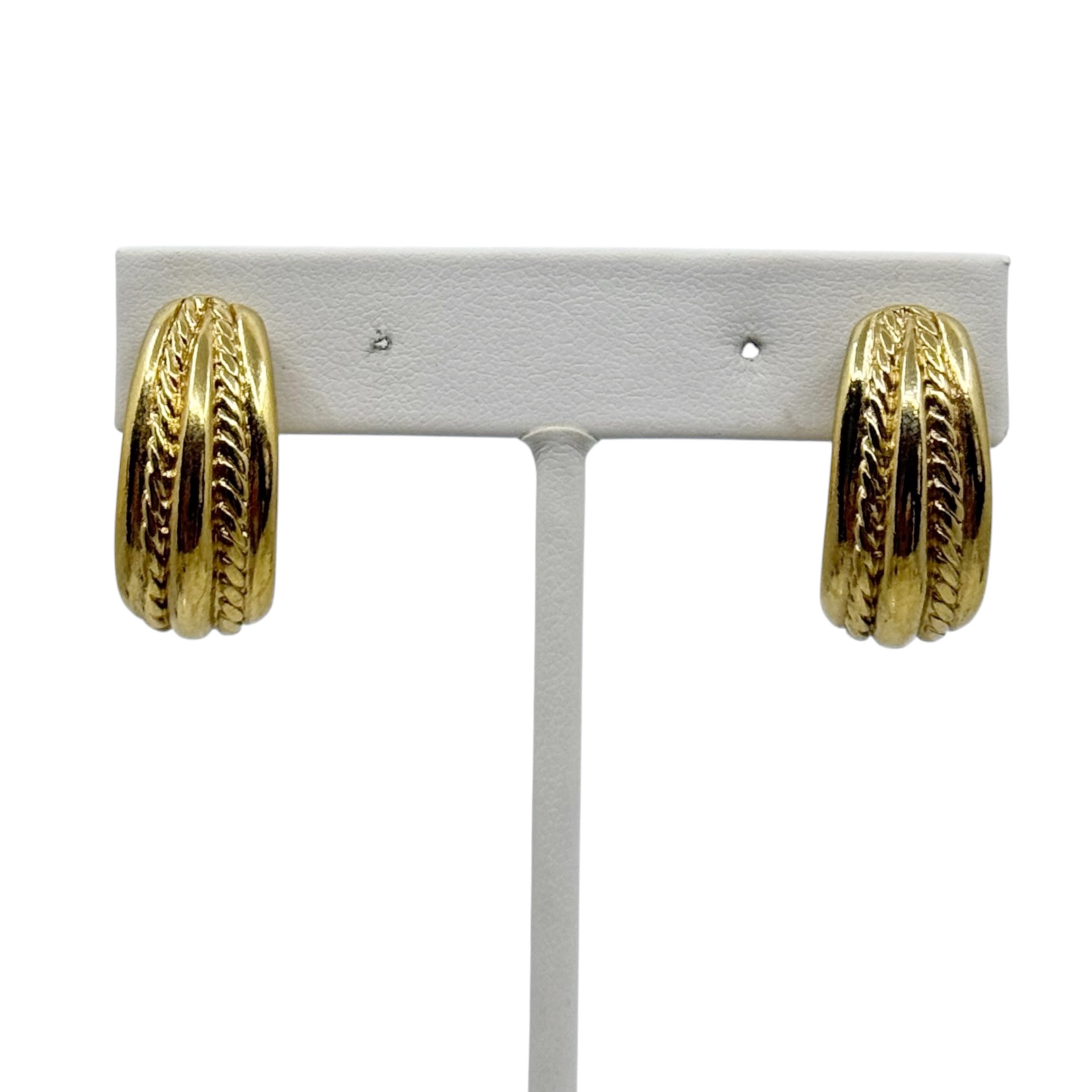 Vintage Trifari Gold Tone earrings - GM3007
