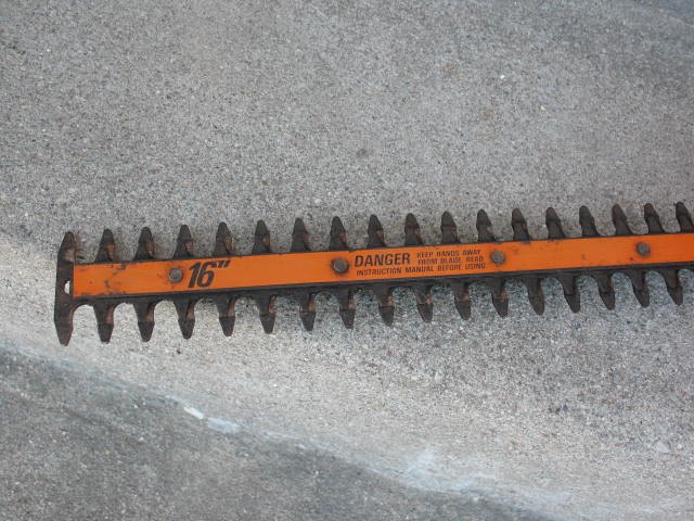 Black and Decker 16 Inch Corded Hedge Trimmer - photo 4