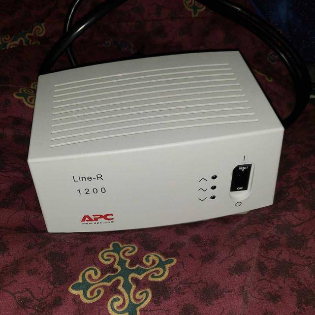 APC Line-R 1200VA Line Conditioner / Regulator LE1200