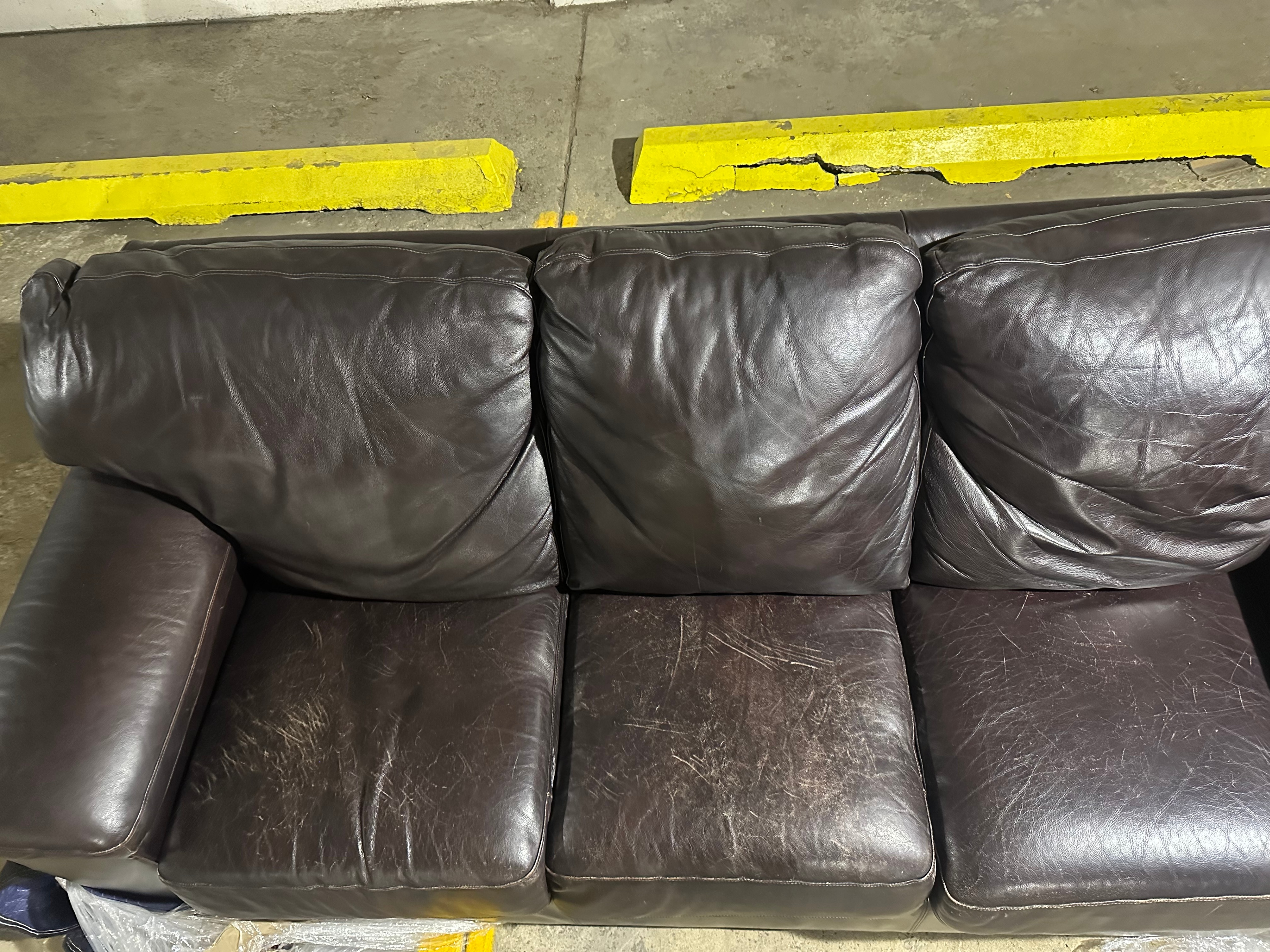 Modern Comfort Couch - Excellent Condition! - photo 2