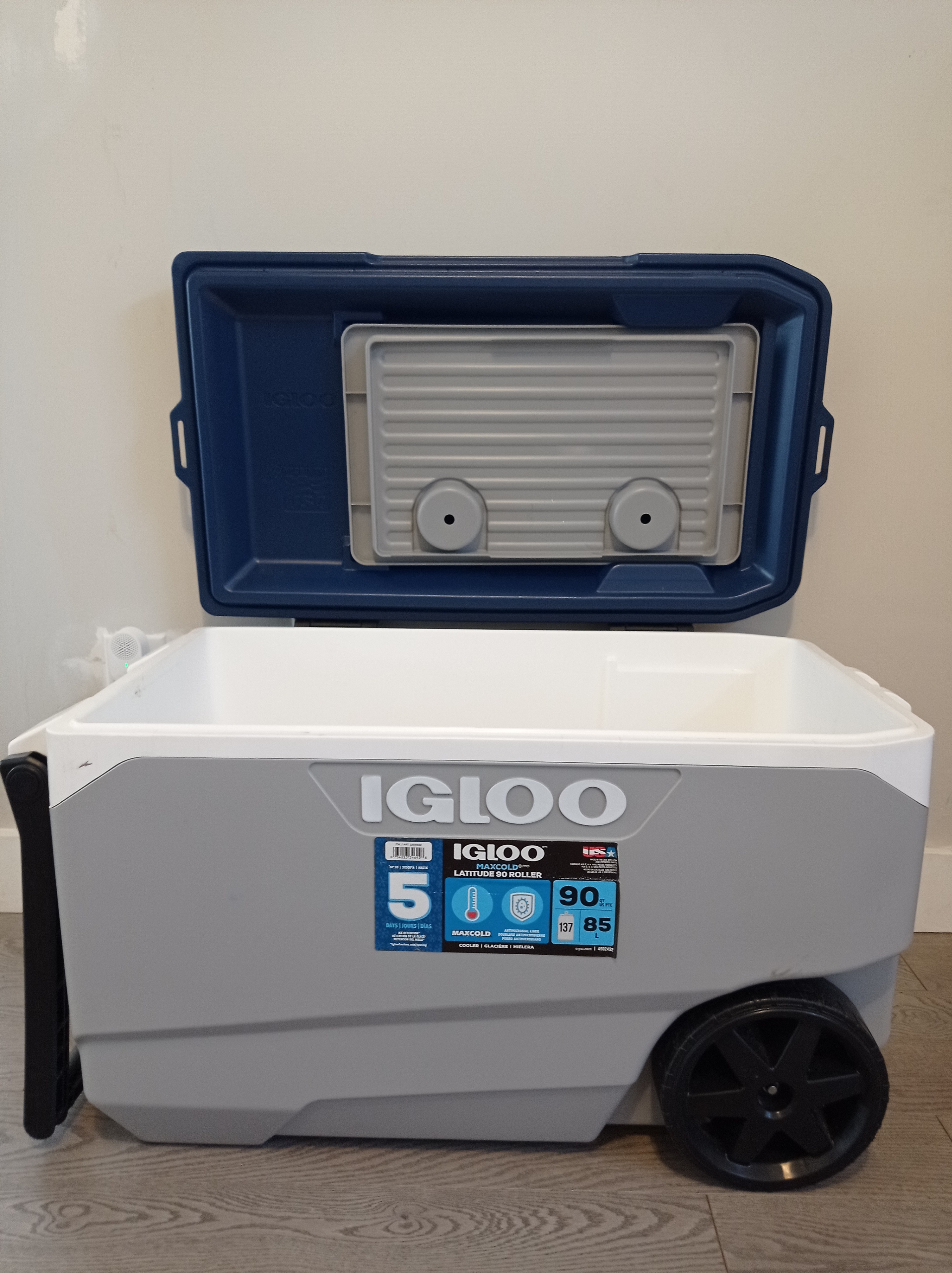 Like New Igloo MaxCold 90 QT Rolling Cooler - photo 4