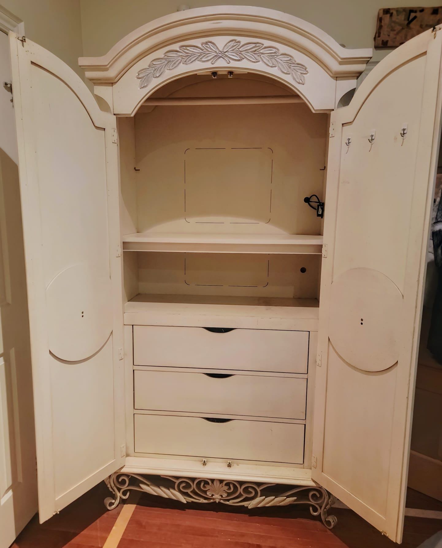 Pulaski Solid Wood King Bedroom Set — 6 Pieces — PICKUP ONLY - photo 5
