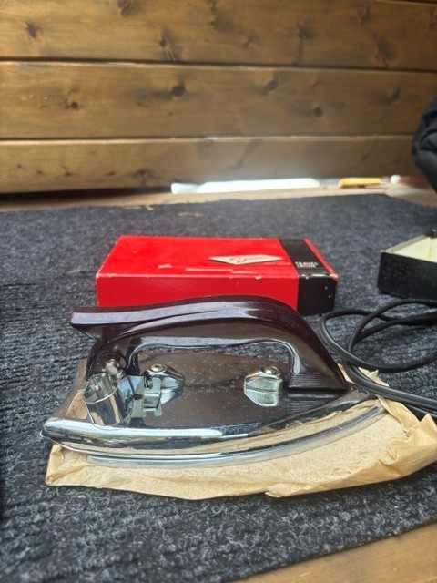 Samson Fold-Away Travel Iron
