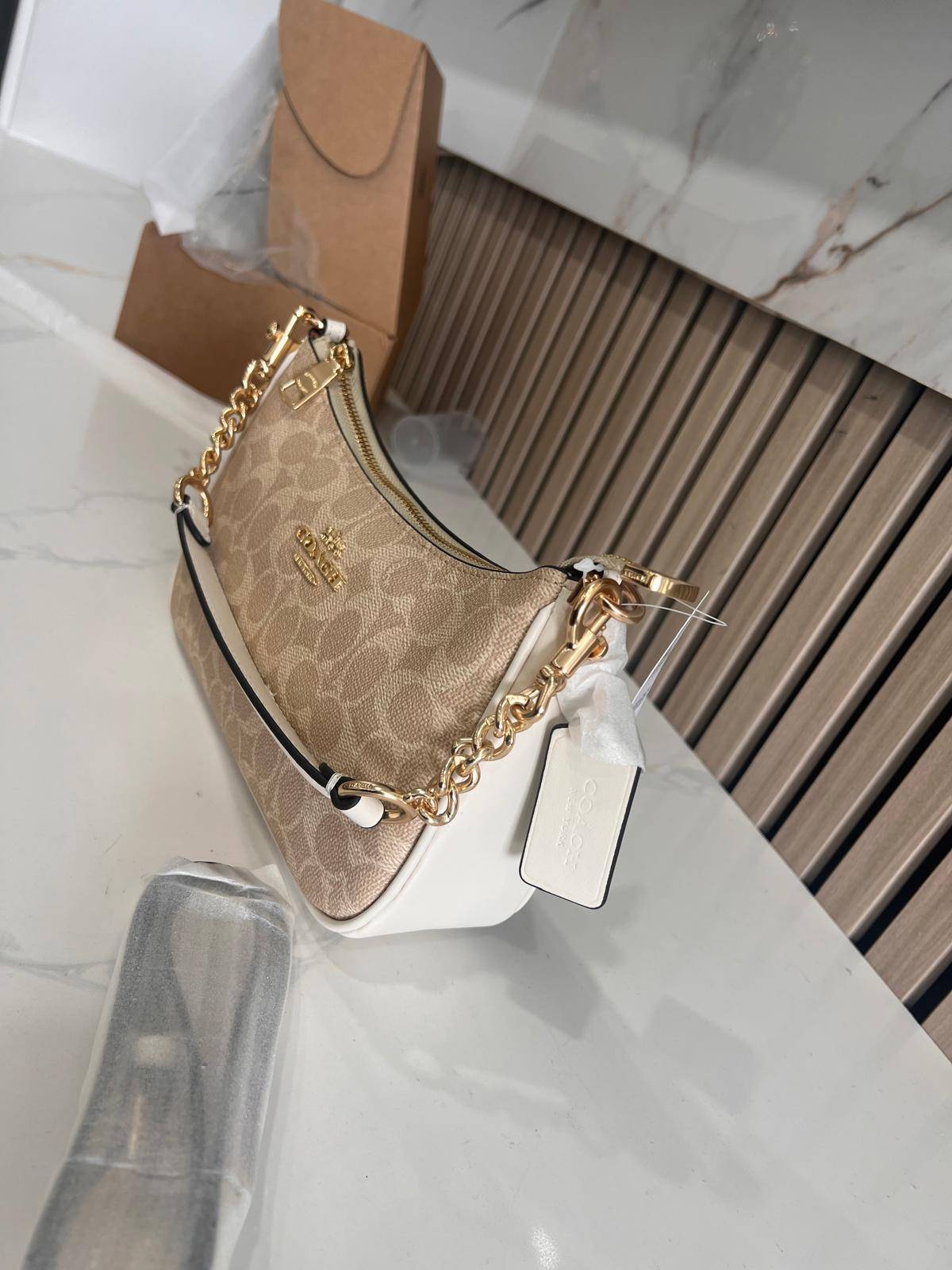 Coach Signature Shoulder Bag – Beige/Gold ✨ - photo 4