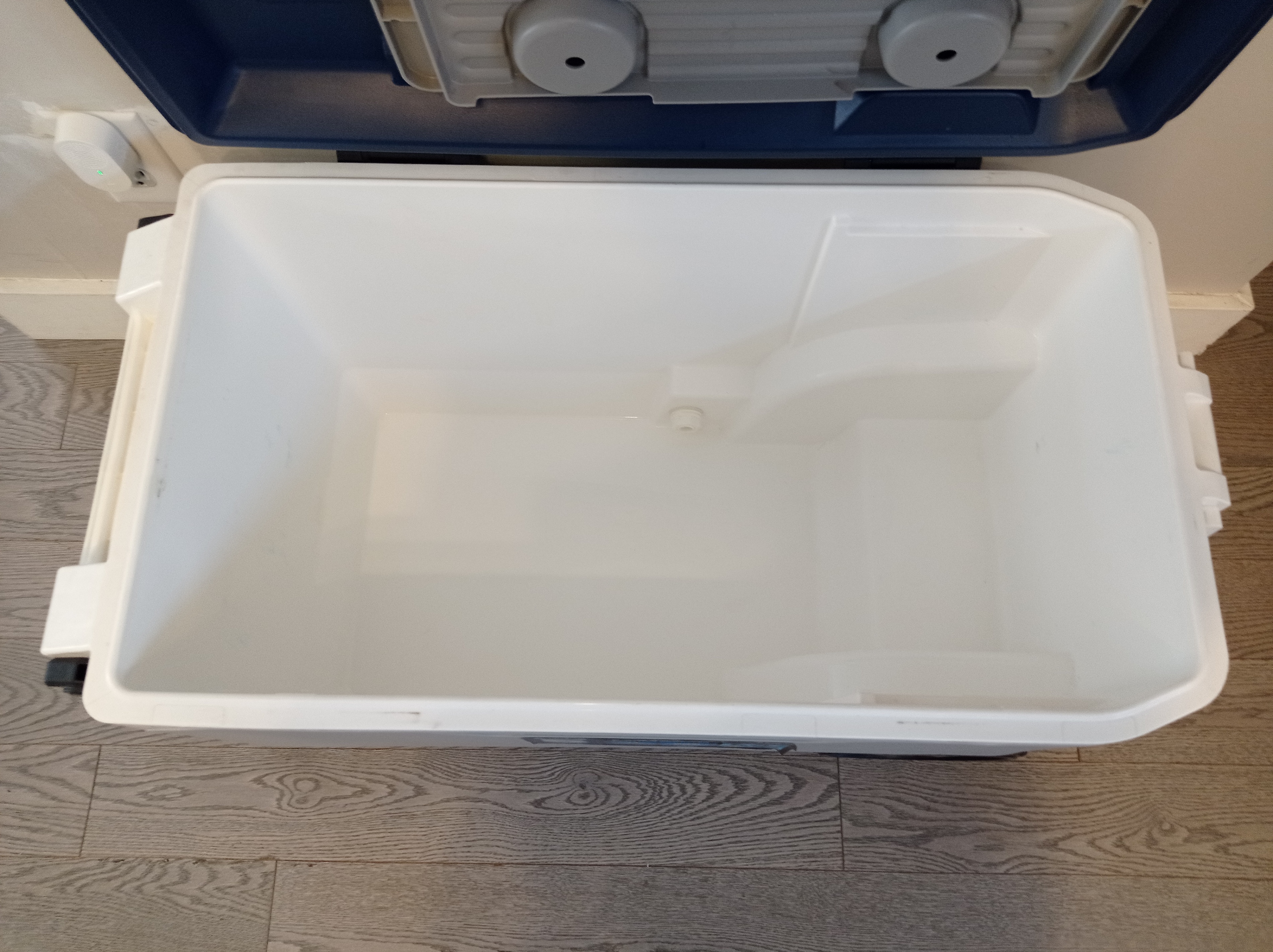 Like New Igloo MaxCold 90 QT Rolling Cooler - photo 3