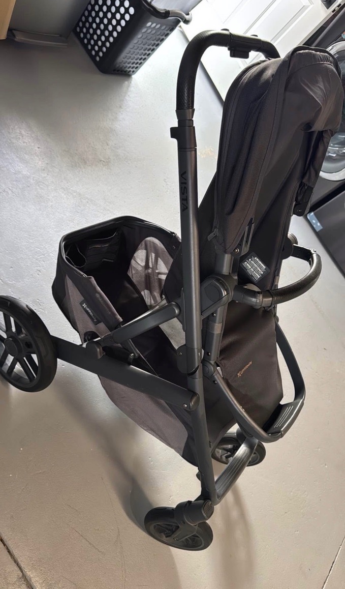 2022 UPPAbaby Vista V2 stroller in very good shape.