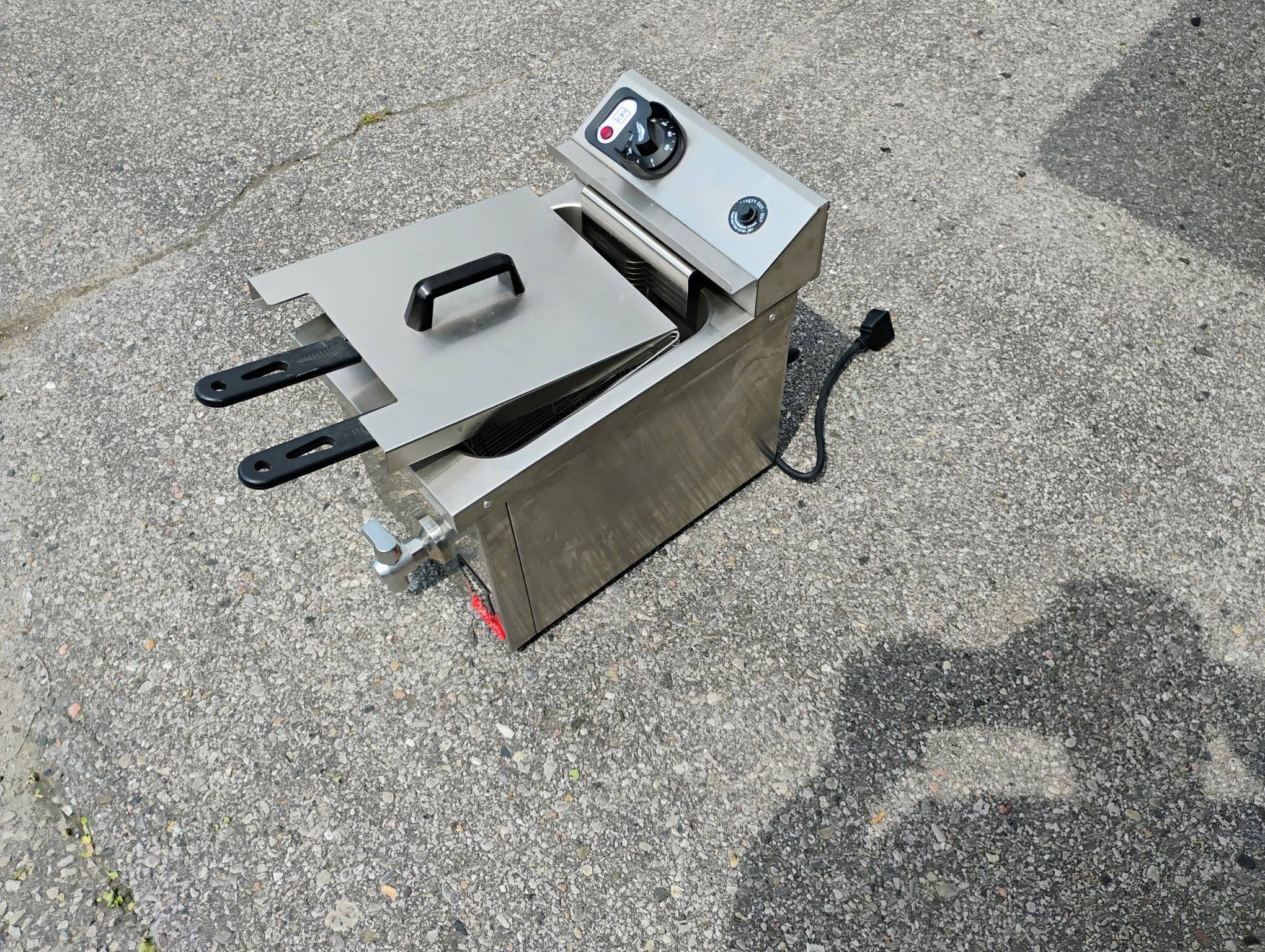 Vollrath 208- to 240-volt 15lb Cayenne Medium Duty  Fryer - photo 3