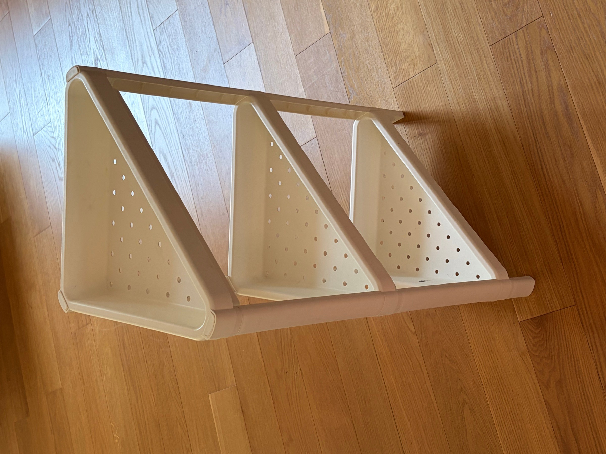 White 3-tier plastic corner shelf - photo 2